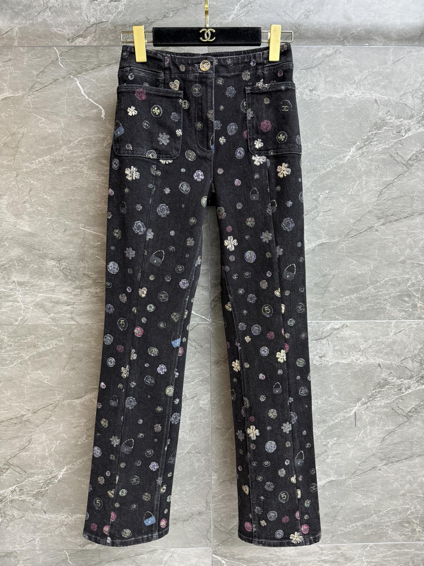 NO:626129,The high version has been shipped. Xiangjia gray graffiti straight pants 2025 autumn and winter vacation series. Colorful multi-element graffiti prints. Retro and fashionable. Customized washed denim fabric. Crisp and comfortable. High-waisted straight pants. The upper body is slim and versatile. Complete trademarks. Sizes SML, Chanel, Alexander Wang19860909高版本出货啦 香家灰色涂鸦直筒裤 2025秋冬度假系列 彩色多元素涂鸦印花 复古时髦洋气 定制水洗牛仔面料 挺括舒适 高腰直筒裤版型 上身显瘦又百搭 商标齐全 尺码SML,,chanel,alexander wang,Women's clothing