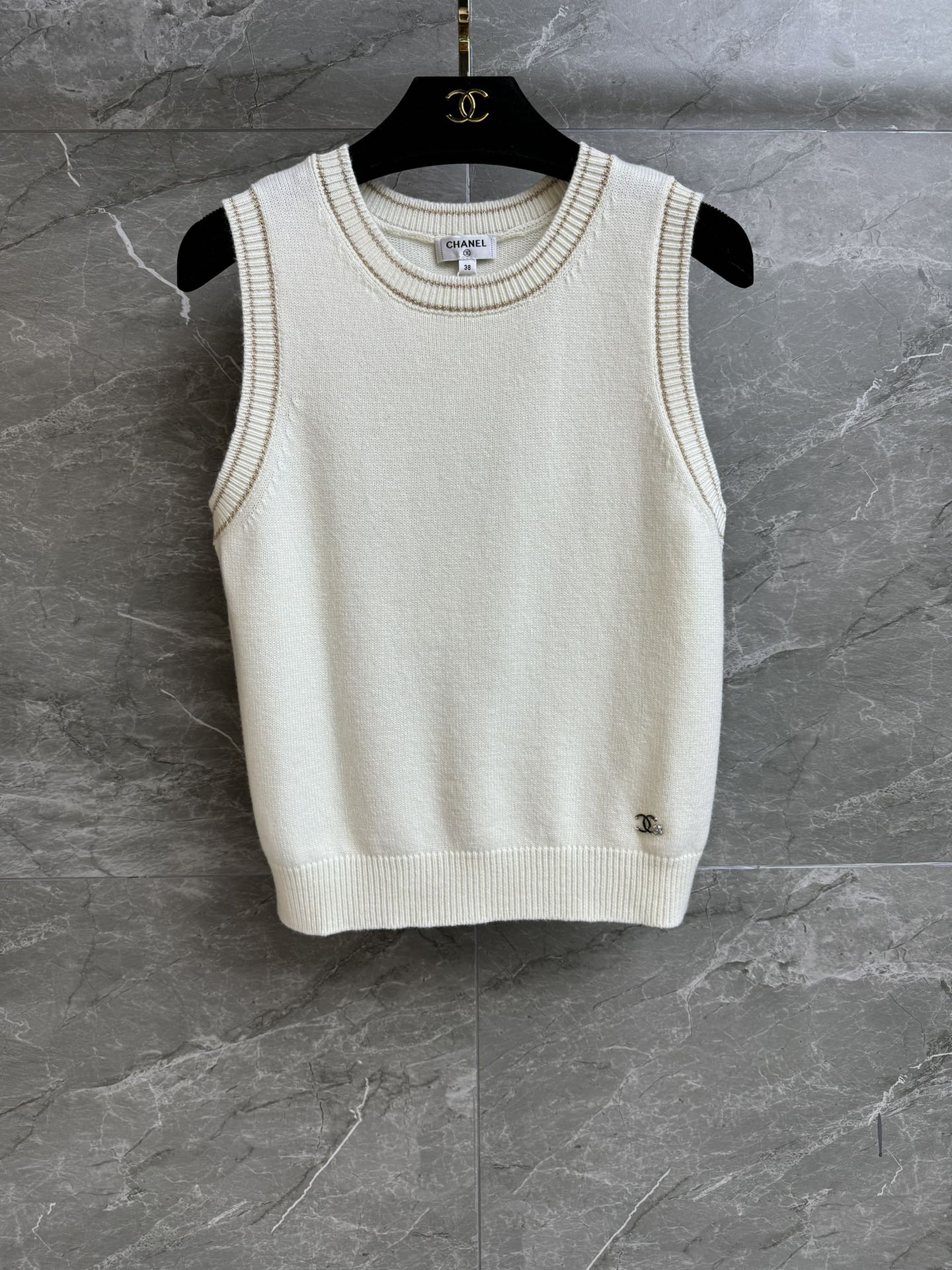 NO:626137,The new style for early spring is new. Xiangjia platinum knitted vest 2026 early spring series. Round ribbed neckline. Logo decoration on the hem. Platinum color matching. Exquisite and fashionable. Customized knitted fabric. Comfortable and skin-friendly. Slim fit. The upper body looks slim and elegant. Complete trademarks. Comes with cloth bag. Sizes SML, Chanel, Alexander Wang19860909早春新款上新啦 香家白金针织背心 2026早春系列 圆领罗纹领口 下摆logo徽标装饰 白金配色 精致时髦高级 定制针织面料 舒适亲肤 修身版型 上身显瘦又气质 商标齐全 配有布袋 尺码SML,,chanel,alexander wang,Women's clothing