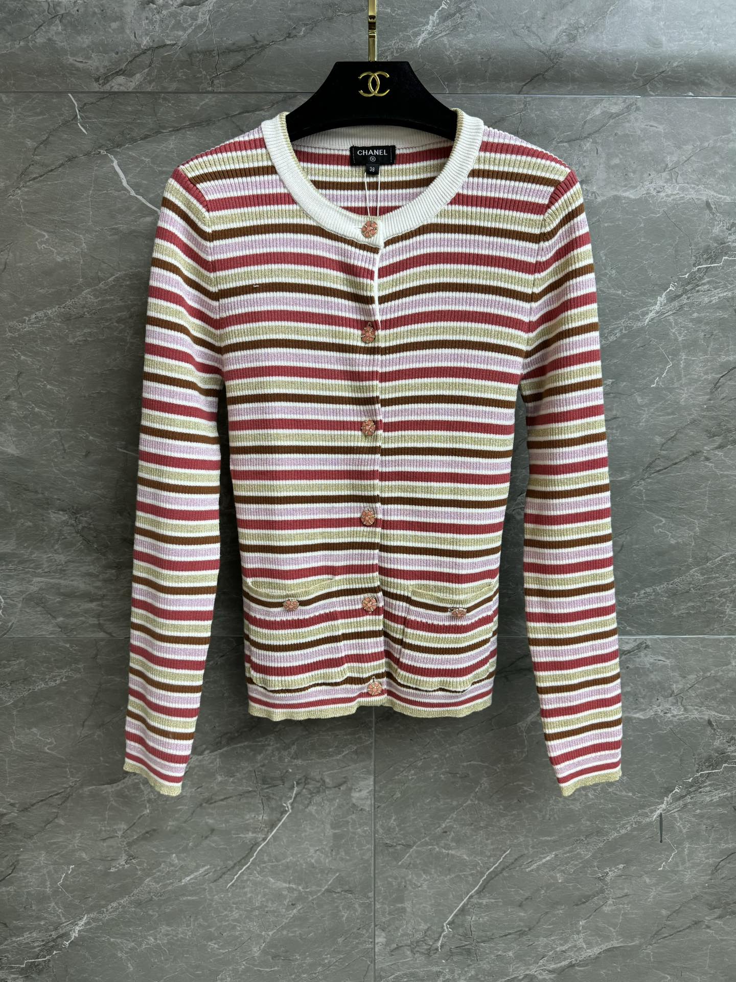 NO:626092,New styles for early spring are available. Xiangjia colorful striped cardigan 2026 early spring series. Round neck single-breasted design. Exquisite button decoration. Colorful stripes and matching. Fashionable and trendy for younger people. Custom-woven cotton blended fabric. Comfortable and skin-friendly. Stretch slim fit. The upper body looks slim and elegant. Complete trademarks. Comes with cloth bag. Sizes SML, chanel, alexander wang19860909早春新款上新啦 香家彩色条纹开衫 2026早春系列 圆领单排扣设计 精致纽扣装饰点缀 彩色条纹配色 减龄时髦洋气 定织棉质混纺面料 舒适亲肤 弹力修身版型 上身显瘦又气质 商标齐全 配有布袋 尺码SML,,chanel,alexander wang,Women's clothing