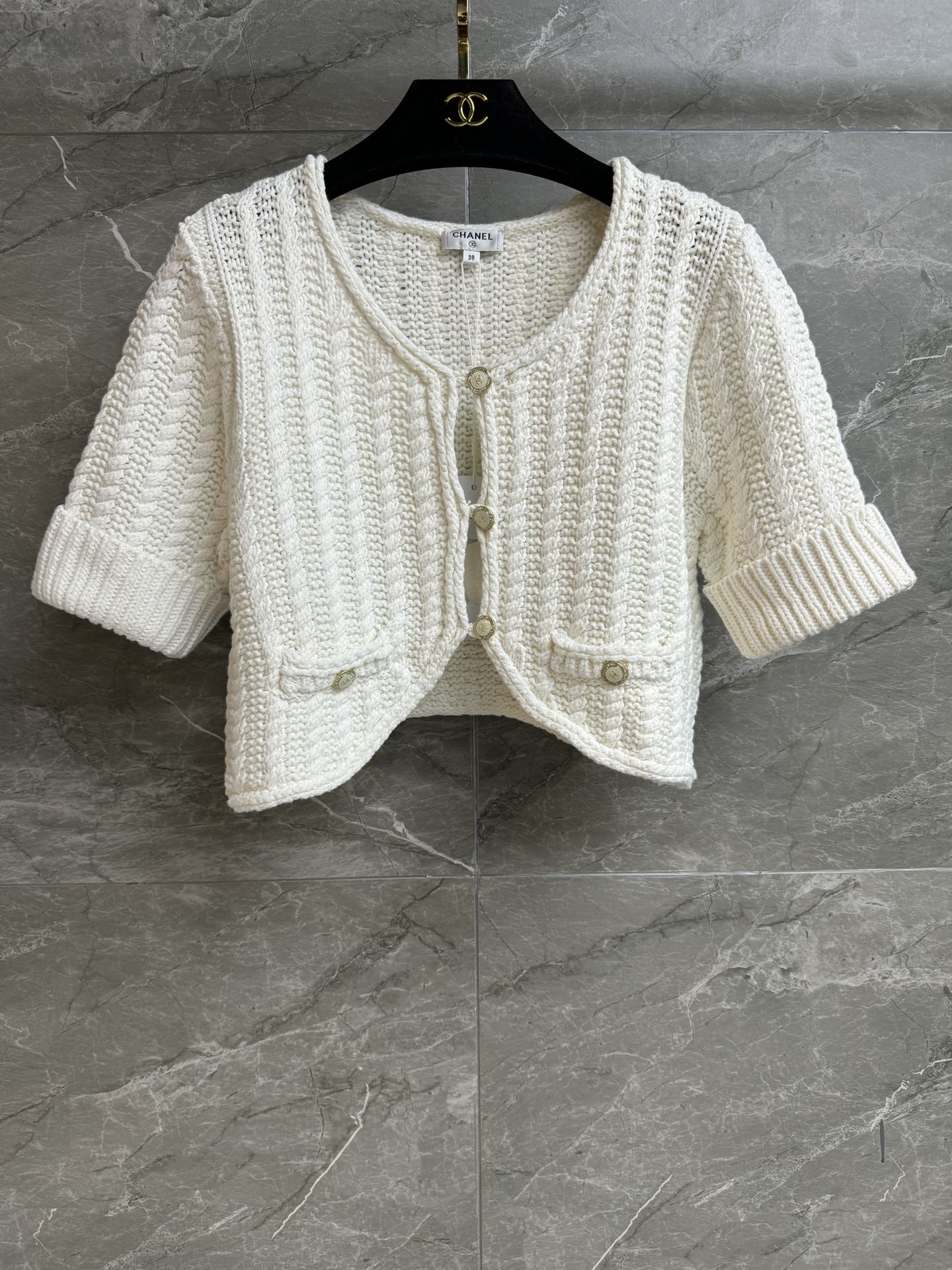 NO:626098,New models for early spring have been shipped. Xiangjia hollow short cardigan 2026 early spring series. Hollow button design on the placket. Three-dimensional crochet texture. French fashionable style. Cotton blended yarn. Soft, comfortable and textured. Short version. Upper body looks slim and elegant. Complete trademarks. Comes with cloth bag. Sizes SML, chanel, alexander wang19860909早春新款出货啦 香家镂空短款开衫 2026早春系列 门襟镂空纽扣设计 立体编织钩花纹理 法式时髦洋气 棉质混纺纱线 柔软舒适有质感 短款版型 上身显瘦又气质 商标齐全 配有布袋 尺码SML,,chanel,alexander wang,Women's clothing