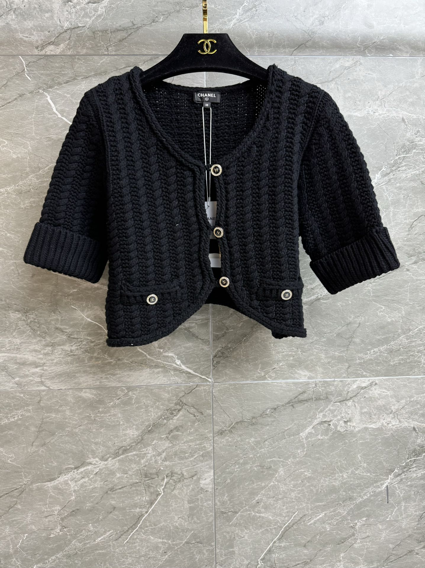 NO:626115,New models for early spring have been shipped. Xiangjia hollow short cardigan 2026 early spring series. Hollow button design on the placket. Three-dimensional crochet texture. French fashionable style. Cotton blended yarn. Soft, comfortable and textured. Short version. Upper body looks slim and elegant. Complete trademarks. Comes with cloth bag. Sizes SML, chanel, alexander wang19860909早春新款出货啦 香家镂空短款开衫 2026早春系列 门襟镂空纽扣设计 立体编织钩花纹理 法式时髦洋气 棉质混纺纱线 柔软舒适有质感 短款版型 上身显瘦又气质 商标齐全 配有布袋 尺码SML,,chanel,alexander wang,Women's clothing