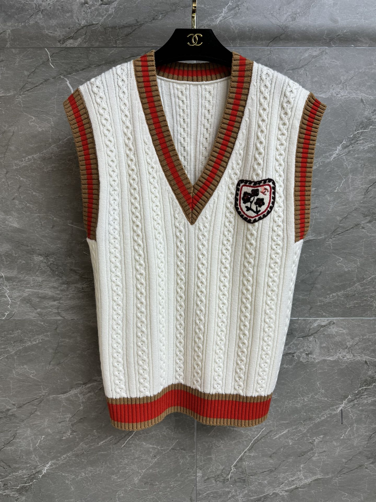 NO:626142,New styles for early spring are available. Xiangjia college-style knitted vest 2026 early spring series. Temperamental V-neck design. Exquisite embroidered badge embellishment. Contrast stripe splicing. Twist woven texture. Casual, fashionable and age-reducing. Cashmere blended knitted fabric. Comfortable and skin-friendly. Loose fit. The upper body is slim and elegant. Complete trademarks. Sizes SML, chanel, alexander wang19860909早春新款上新啦 香家学院风针织背心 2026早春系列 气质V领设计 精致刺绣徽章点缀 撞色条纹拼接 麻花编织纹理 休闲时髦减龄 羊绒混纺针织面料 舒适亲肤 宽松版型 上身显瘦又气质 商标齐全 尺码SML,,chanel,alexander wang,Women's clothing