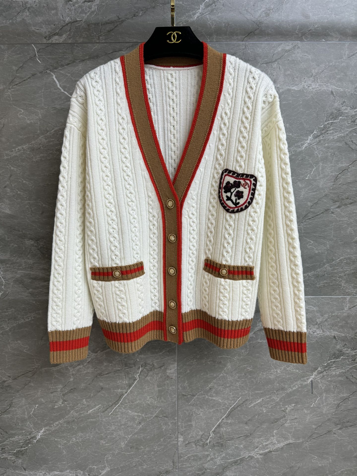NO:626151,The high version has been shipped. Xiangjia college-style knitted cardigan 2026 early spring series. Temperamental V-neck design. Contrast stripe splicing. Exquisite embroidery badge embellishment. Twist woven texture. Casual and fashionable to reduce age. Cashmere blended knitted fabric. Comfortable and skin-friendly. Loose fit. The upper body is slim and elegant. Complete trademarks. Sizes SML, Chanel, Alexander Wang19860909高版本出货啦 香家学院风针织开衫 2026早春系列 气质V领设计 撞色条纹拼接 精致刺绣徽章点缀 麻花编织纹理 休闲时髦减龄 羊绒混纺针织面料 舒适亲肤 宽松版型 上身显瘦又气质 商标齐全 尺码SML,,chanel,alexander wang,Women's clothing