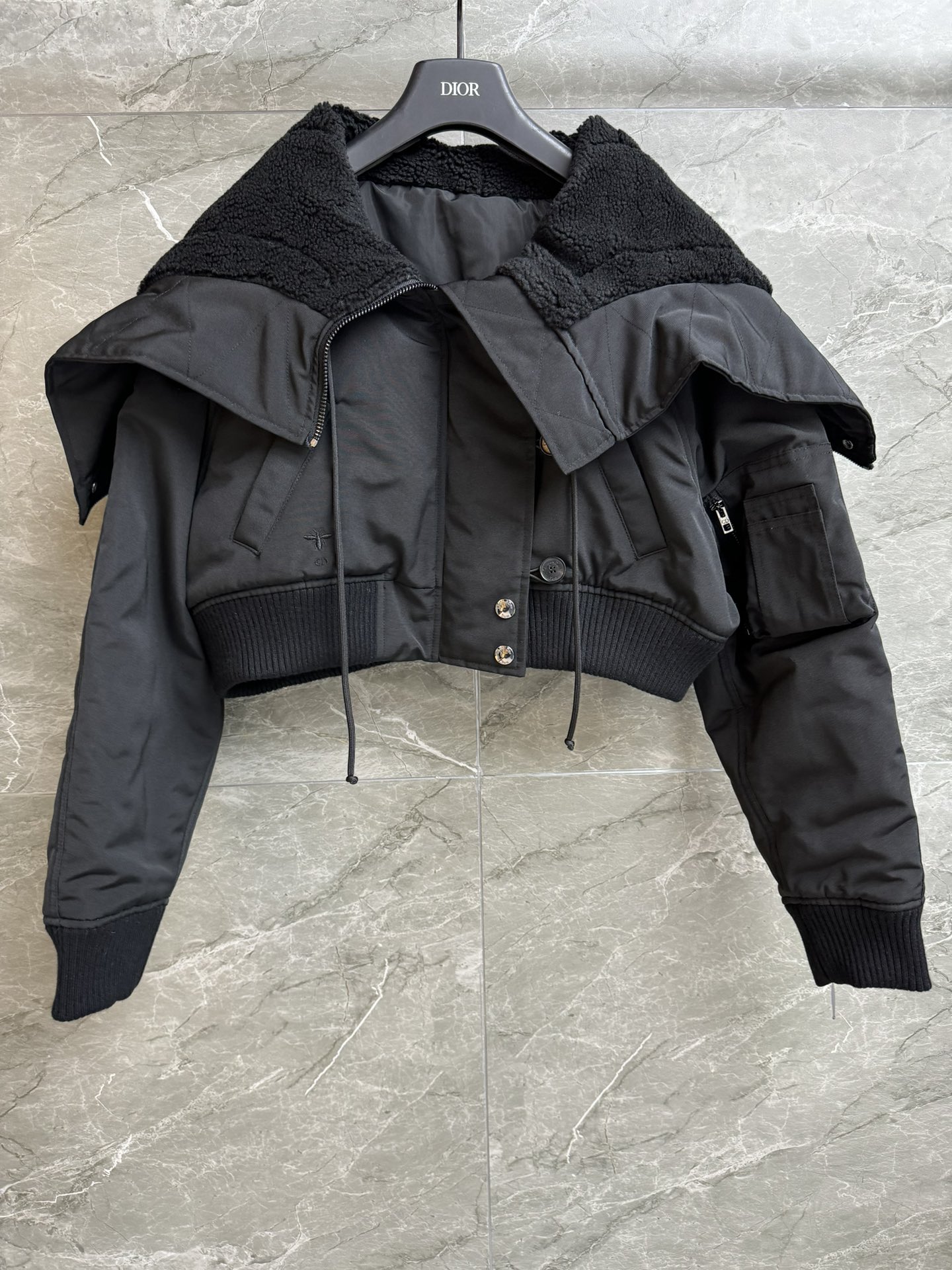 NO:627242,The high version has been shipped. D family shawl collar short cotton jacket 2025 autumn and winter series. Shawl collar zipper design, CD bee embroidery embellishment, high-end fashionable personality. Customized taffeta technical fabric. Cotton lining. Lightweight and warm. Short version. The upper body is slim and versatile. Complete trademarks. Sizes SML, dior, shawls, alexander wang19860909高版本出货啦 D家披肩领短款棉服 2025秋冬系列 披肩领拉链设计 CD蜜蜂刺绣点缀 高级时髦个性 定制塔夫绸科技面料 内里夹棉 轻盈保暖 短款版型 上身显瘦又百搭 商标齐全 尺码SML,,dior,shawls,alexander wang,Women's clothing