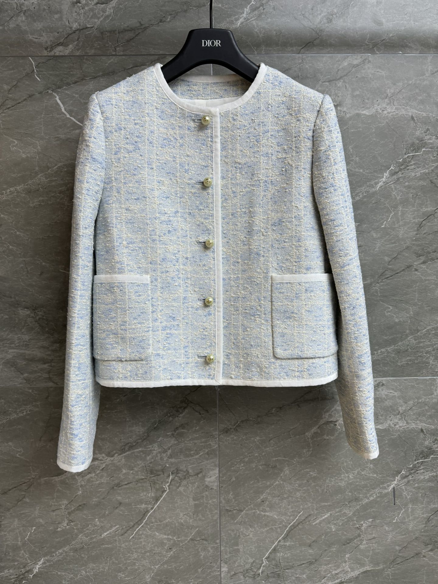 NO:627299,New style for early spring. D family blue cannage pattern jacket. 2025 spring and summer series. Round neck single-breasted design, CD pearl button embellishment. Oversized cannage pattern. Cool and high-end color matching. Cotton blended tweed fabric. Rich texture. Stiff and stylish. Slim fit. The upper body is slim and elegant. Complete trademarks. Sizes SML, dior, jackets & coats, alexander wang19860909早春新款上新啦 D家蓝色藤格纹外套 2025春夏系列 圆领单排扣设计 CD珍珠纽扣点缀 超大藤格纹图案 配色清冷高级 棉质混纺粗花呢面料 肌理感丰富 挺括有型 修身版型 上身显瘦又气质 商标齐全 尺码SML,,dior,jackets & coats,alexander wang,Women's clothing