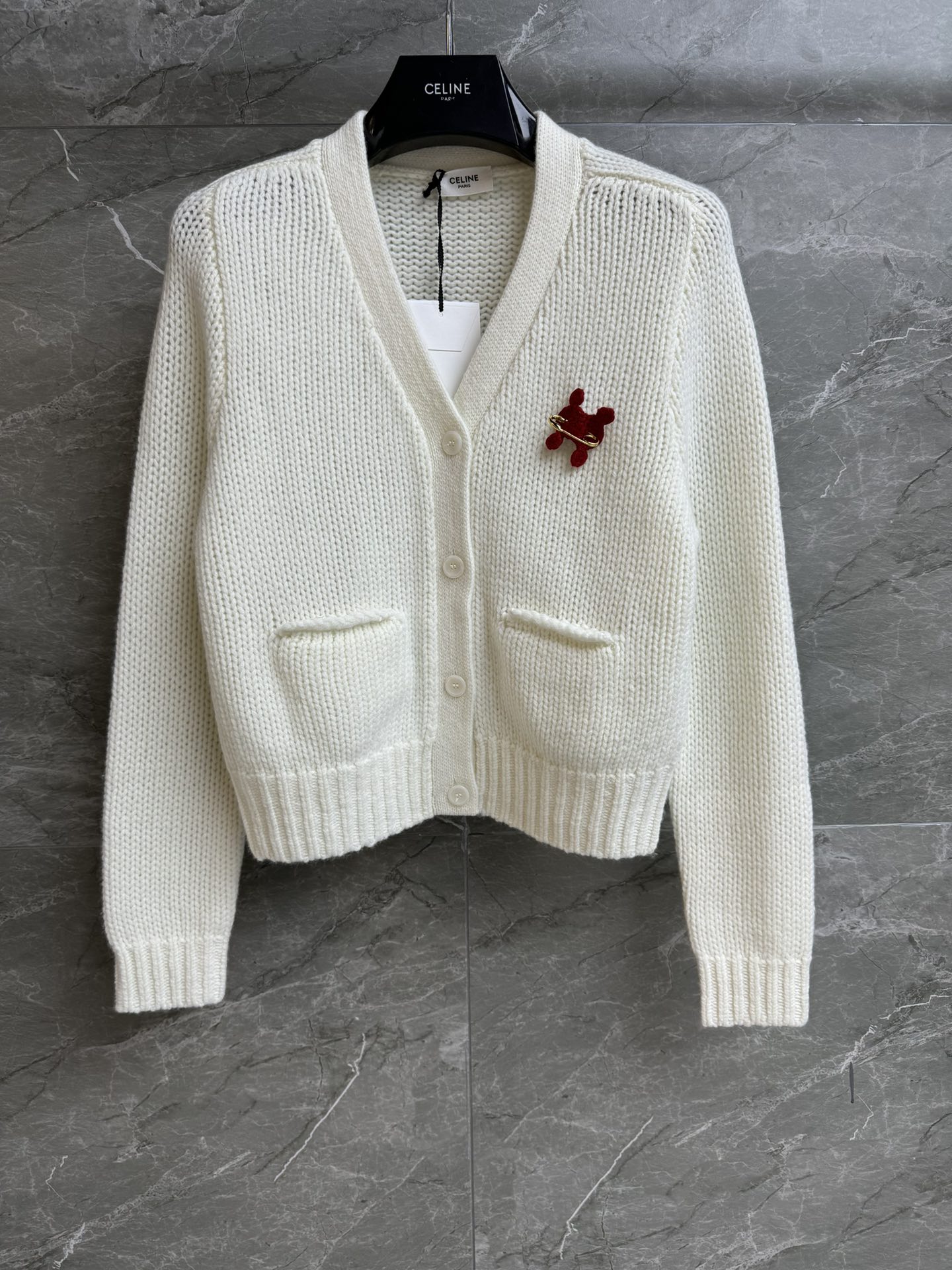 NO:627284,The higher version has been shipped. CL pin cashmere cardigan. 2025 autumn and winter series. V-neck single-breasted design. Contrast logo brooch decoration. Stylish and advanced color matching. Thick needle crochet technology. Cashmere blended fabric. Soft, comfortable and textured. Short version. The upper body is slim and elegant. Complete trademarks. Sizes SML, brooch, breastpin, alexander wang19860909高版本出货啦 CL别针羊绒开衫 2025秋冬系列 V领单排扣设计 撞色logo胸针装饰点缀 配色时髦高级 粗针钩织工艺 羊绒混纺面料 软糯舒适有质感 短款版型 上身显瘦又气质 商标齐全 尺码SML,,brooch，breastpin,alexander wang,Women's clothing