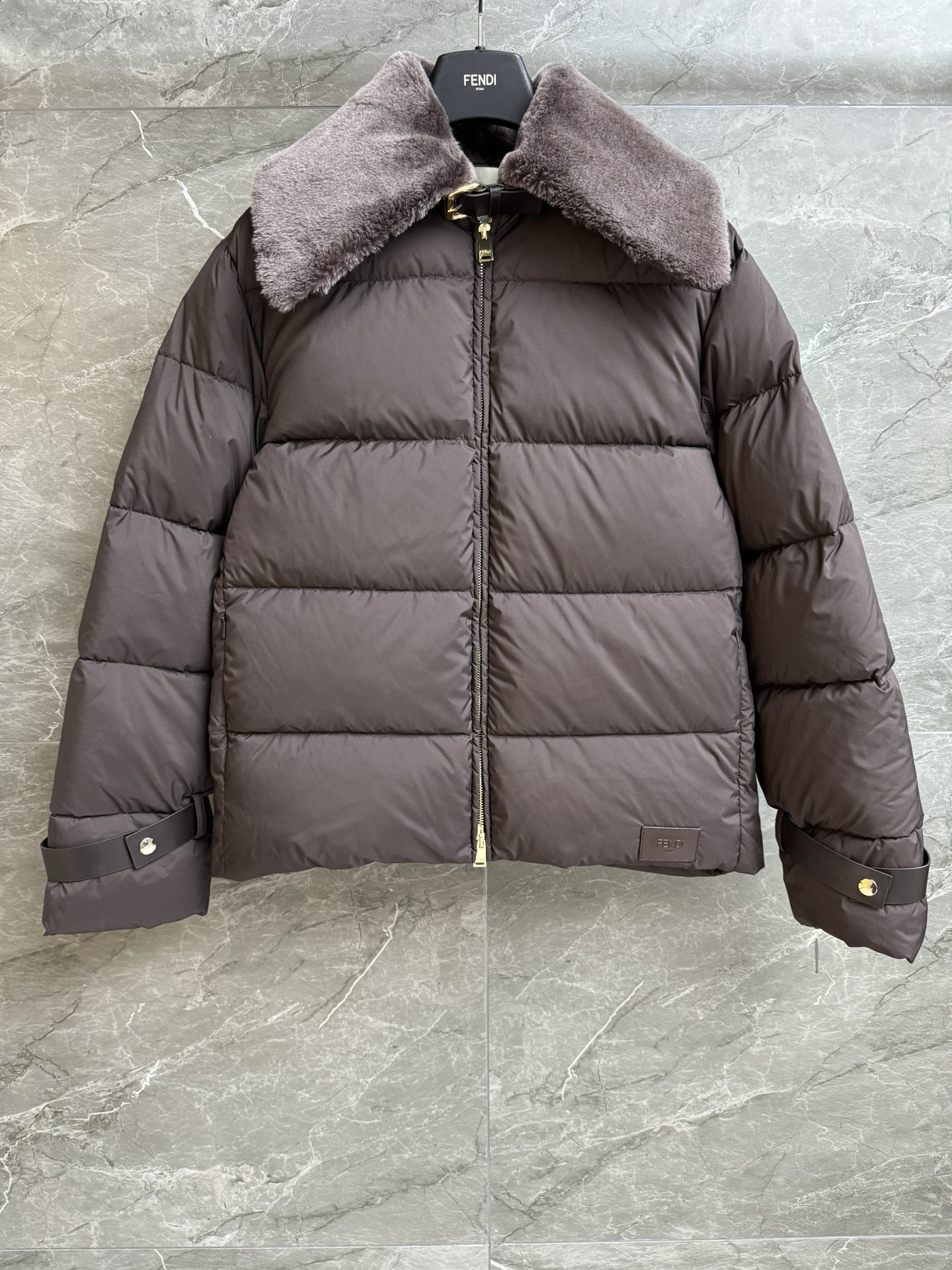 NO:628383,Comes with dust bag, new autumn and winter style FD fur lapel down jacket, autumn and winter series, wool lapel design, warm and windproof, leather buckle decoration, fashionable and advanced, customized nylon fabric, 90 duck down filling, sufficient down filling, straight version, warm and comfortable upper body, complete trademarks, sizes SML, down jacket, alexander wang19860909配防尘袋秋冬新款上新啦 FD皮毛翻领羽绒服 秋冬系列 羊毛翻领设计 保暖防风 皮革卡扣装饰 时髦高级 定制尼龙面料 90鸭绒填充 充绒量足 直筒版型 上身保暖舒适 商标齐全 尺码SML,,down jacket,alexander wang,Women's clothing