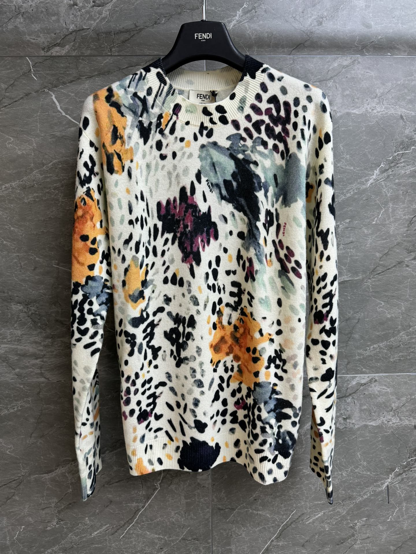 NO:628373,New models for early spring have been shipped. FD multi-color printed sweater 2026 early spring series. Round ribbed neckline. Colorful ink print pattern. Retro and fashionable color matching. Wool blended knitted fabric. Warm and comfortable. Normal fit. The upper body is slim and versatile. Complete trademarks. Sizes: sml,,sweaters,alexander wang19860909早春新款出货啦 FD多色印花毛衣 2026早春系列 圆领罗纹领口 彩色水墨印花图案 配色复古时髦 羊毛混纺针织面料 保暖舒适 正常版型 上身显瘦又百搭 商标齐全 尺码sml,,sweaters,alexander wang,Women's clothing