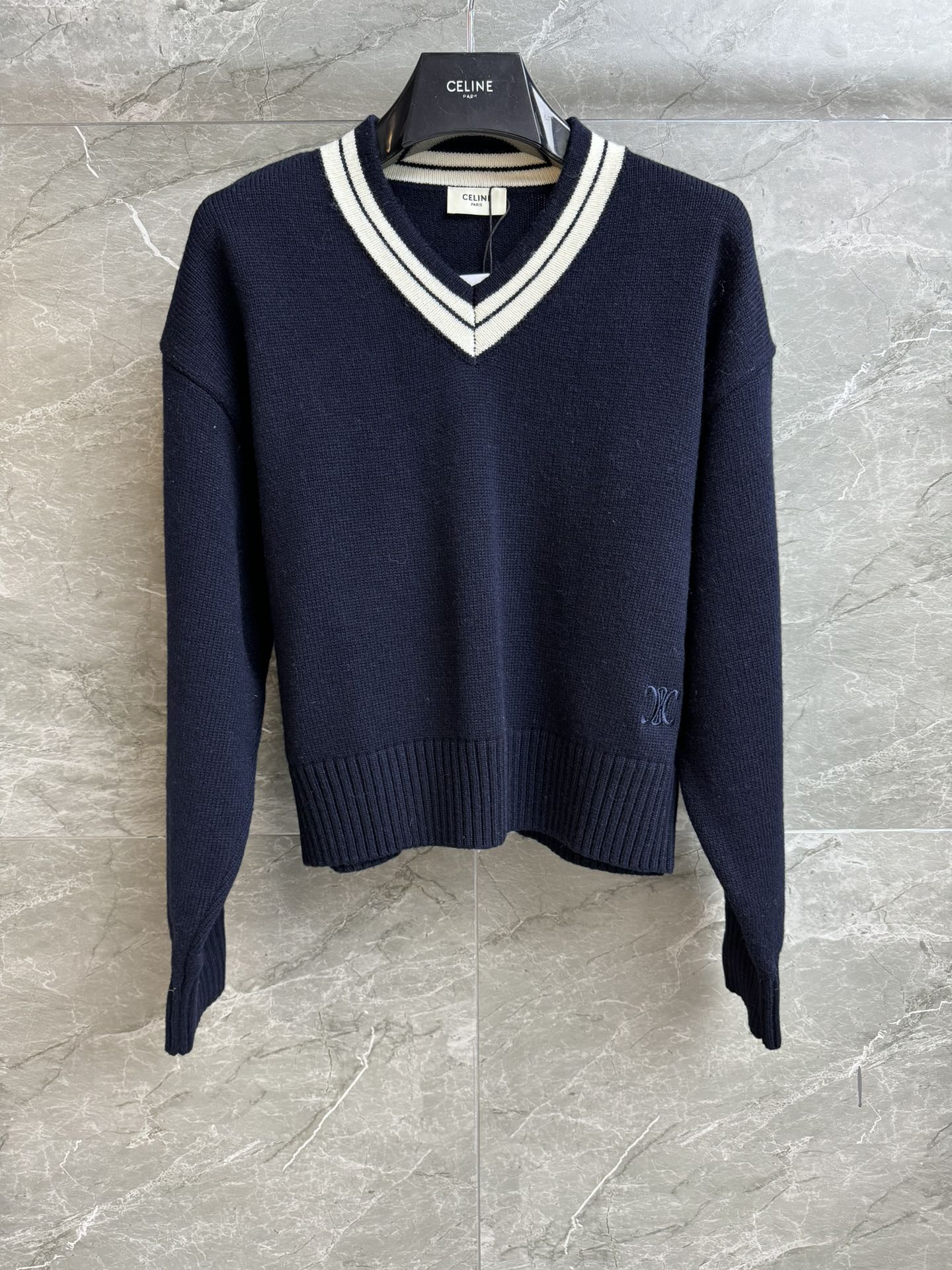 NO:628366,The new style for early spring is new. CL contrasting color V-neck sweater. Early spring series V-neck contrasting color collar. Arc de Triomphe logo embroidery on the hem. Casual, simple and advanced. Customized wool fabric. Comfortable and warm. Short and loose fit. The upper body is slim and elegant. Complete trademarks. Sizes SML,,sweaters,alexander wang19860909早春新款上新啦 CL撞色V领毛衣 早春系列 V领撞色领口 下摆凯旋门logo刺绣点缀 休闲简约高级 定制羊毛面料 舒适保暖 短款宽松版型 上身显瘦又气质 商标齐全 尺码SML,,sweaters,alexander wang,Women's clothing