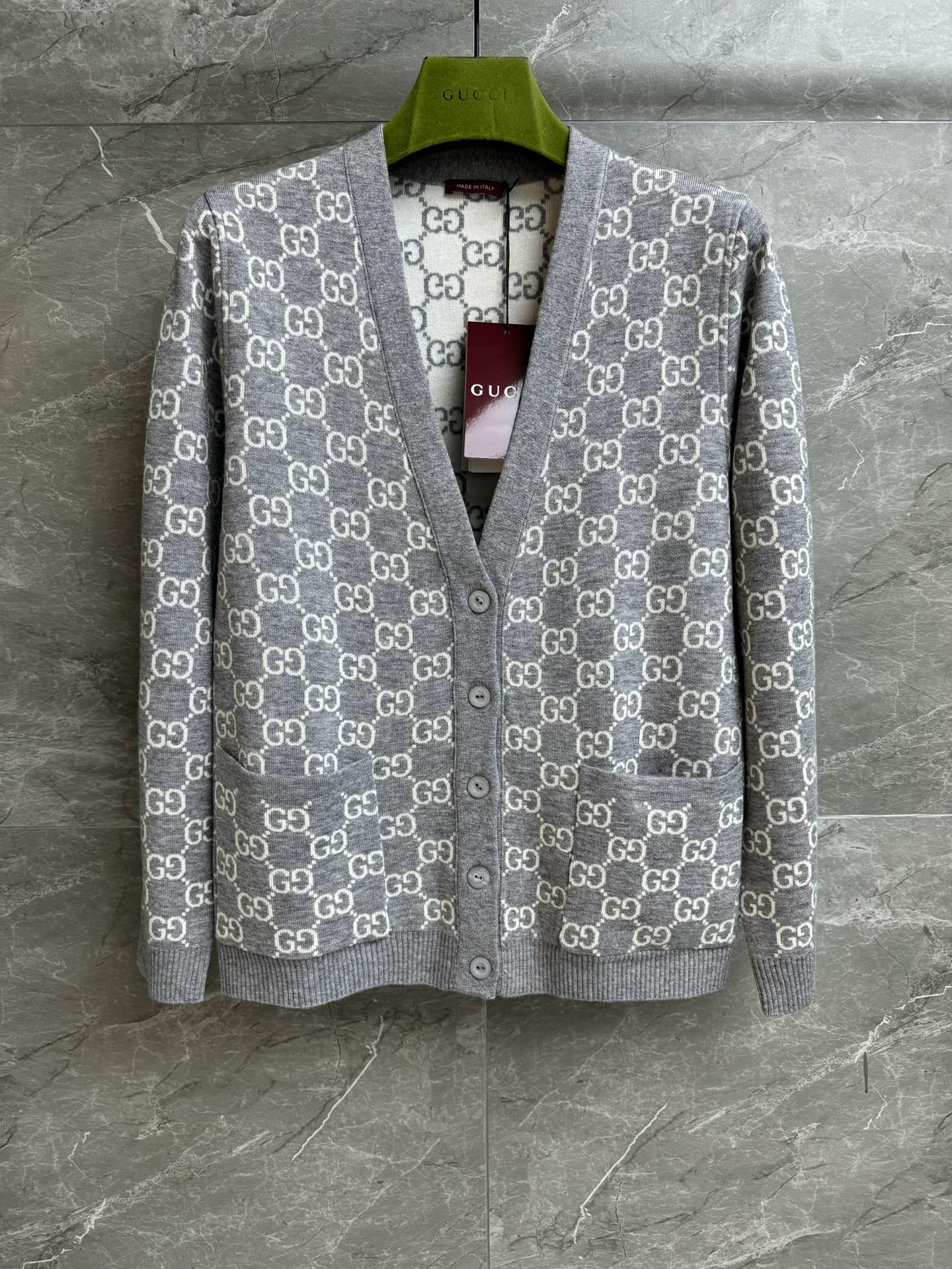 NO:628343,Autumn and winter new models have been shipped. G family double-sided knitted cardigan. Autumn and winter series. Temperamental V-neck. Double-sided old flower jacquard pattern. Gray and white color, cool and high-end. Reversible. Versatile and practical. Wool blended knitted fabric. Comfortable and skin-friendly. Loose fit. The upper body is slim and elegant. Complete trademarks. Sizes SMLxL,,gucci,alexander wang19860909秋冬新款出货啦 G家双面穿针织开衫 秋冬系列 气质V领领口 双面老花提花图案 灰白配色清冷高级 双面可穿 百搭实穿 羊毛混纺针织面料 舒适亲肤 宽松版型 上身显瘦又气质 商标齐全 尺码SMLxL,,gucci,alexander wang,Women's clothing