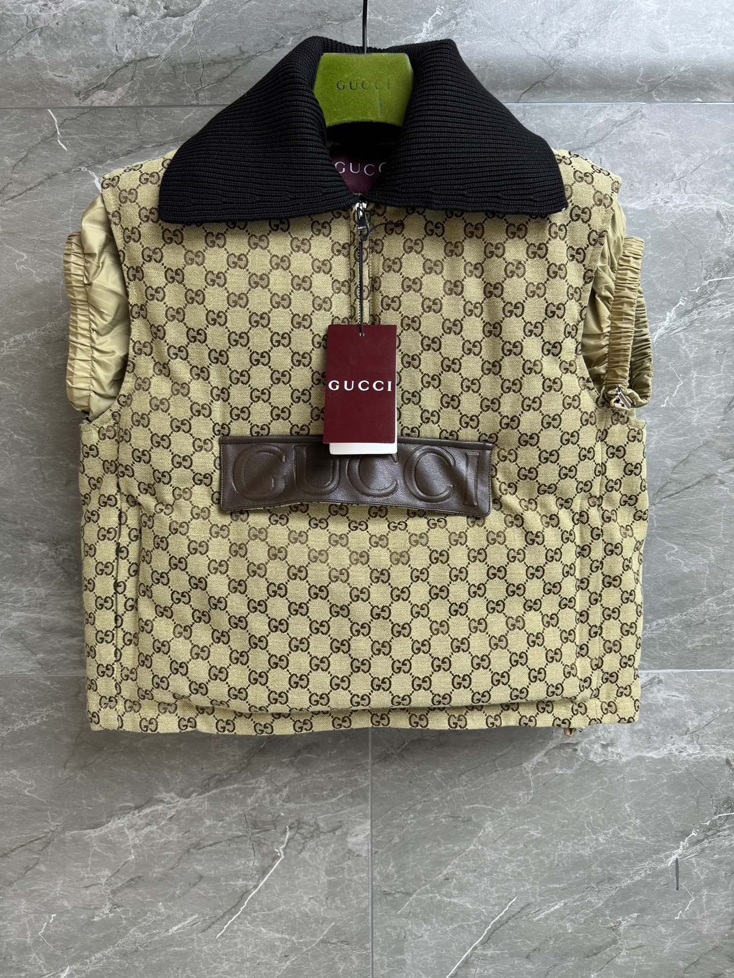 NO:628335,New autumn and winter styles are available. G family presbyopic canvas vest. Autumn and winter series. Half-zip neck design. Detachable rib collar. Leather logo decoration. Full of high-end feel. Cotton blended canvas fabric. Cotton lining. Straight fit. The upper body is slim and warm. Customized hardware logo is complete. Perfect details. Size SML, gucci, alexander wang19860909秋冬新款上新啦 G家老花帆布马甲 秋冬系列 半拉链领口设计 可拆卸罗纹衣领 皮革logo徽标装饰 高级感十足 棉质混纺帆布面料 内里夹棉 直筒版型 上身显瘦又保暖 定制五金logo齐全 细节完美 尺码SML,,gucci,alexander wang,Women's clothing