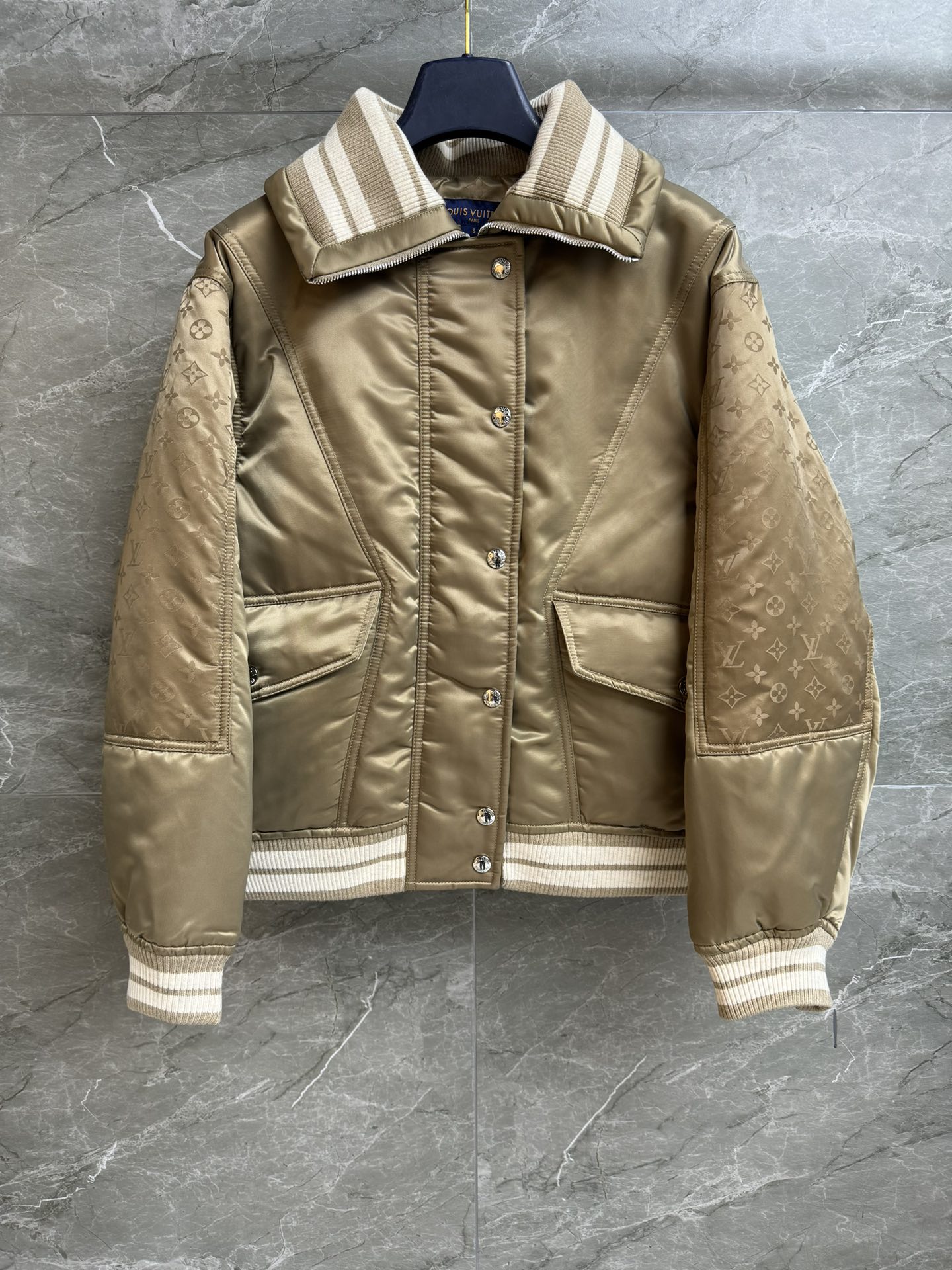 NO:629797,New autumn and winter styles are available. L's satin presbyopic cotton clothing 2025 ski series. Lapel zipper design. Satin presbyopic splicing. Champagne gold color. Full of high-end feel. Customized fabric. Cotton lining. Light and comfortable. Straight fit. The upper body is slim and elegant. Complete trademarks. Sizes SML, Louis Vuitton, Alexander Wang19860909秋冬新款上新啦 L家缎面老花棉服 2025滑雪系列 翻领拉链设计 缎面老花拼接 香槟金配色 满满高级感 定制面料 内里夹棉 轻盈舒适 直筒版型 上身显瘦又气质 商标齐全 尺码SML,,louis vuitton,alexander wang,Women's clothing