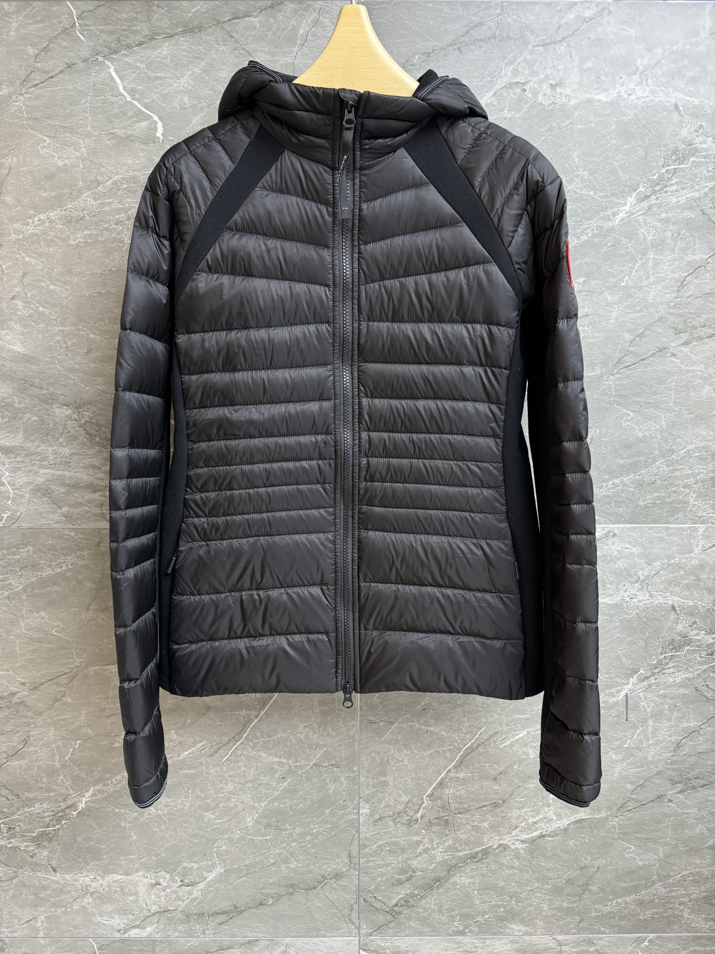 NO:629767,Comes with a new fall and winter style with dust bag. Canada Goose light down jacket 2025 autumn and winter series. Hooded zipper design. Elastic fabric on both sides of the armpits to increase elasticity and highlight the figure. Classic logo badges embellish the sleeves. Casual, minimalist and advanced. 90% goose down filling. Light, comfortable and warm. Slim fit. The upper body is slim and versatile. Complete trademarks. Sizes SML, down jacket, hats, alexander wang19860909配防尘袋秋冬新款上新啦 加拿大鹅轻薄羽绒服 2025秋冬系列 连帽拉链设计 腋下两侧拼接弹力布 增加弹力又凸显身材 经典logo徽章点缀袖子 休闲极简高级 90鹅绒填充 轻盈舒适保暖 修身版型 上身显瘦又百搭 商标齐全 尺码SML,,down jacket,hats,alexander wang,Women's clothing