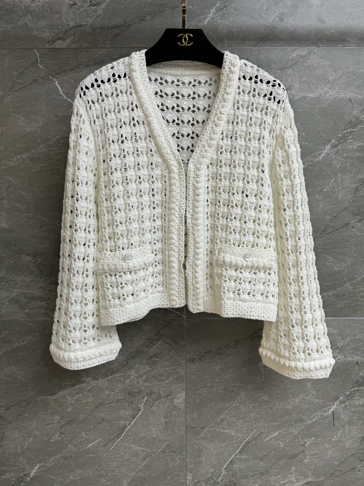NO:629754,The new style for early spring is new. Xiangjia hollow woven cardigan 2026 early spring series. Temperament V-neck neckline. Exquisite three-dimensional hollow weaving. Double C button decoration. Very beautiful. Cotton blended yarn. Soft and comfortable. Short version. The upper body is slim and elegant. Complete trademarks. Sizes SML, Chanel, Alexander Wang19860909早春新款上新啦 香家镂空编织开衫 2026早春系列 气质V领领口 精致立体的镂空编织 双C纽扣装饰点缀 很有美感 棉质混纺纱线 柔软舒适 短款版型 上身显瘦又气质 商标齐全 尺码SML,,chanel,alexander wang,Women's clothing