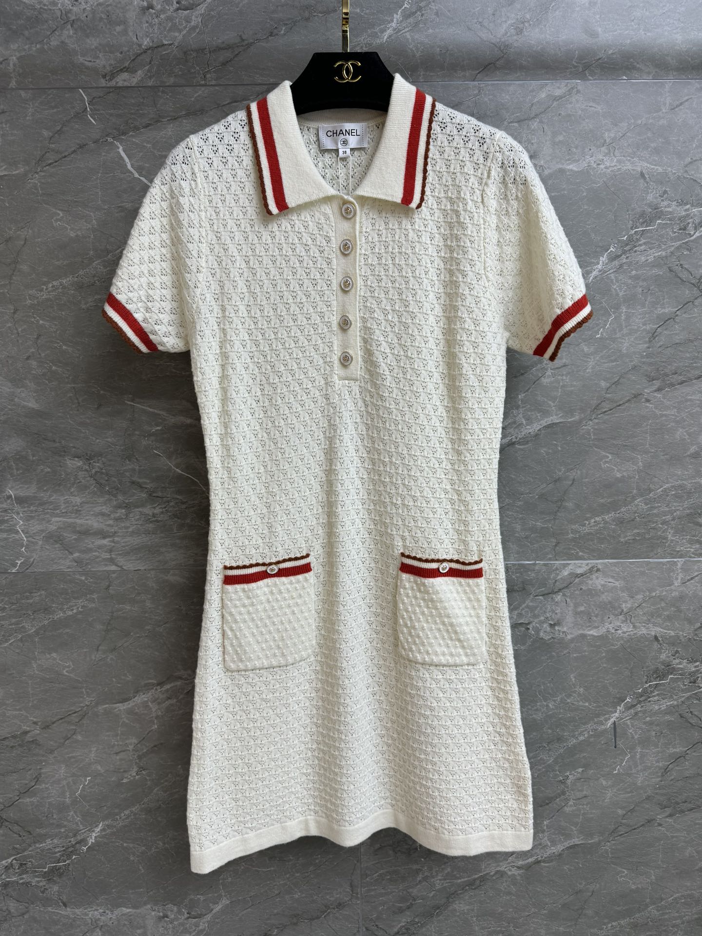 NO:629747,New styles for early spring are available. Xiangjia Hollow Dress 2026 Early Spring Series Contrast color design with lapel stripes Unique hollow hole craftsmanship Lazy and sophisticated Cotton blended yarn Comfortable, skin-friendly and breathable Slim fit The upper body looks slim and elegant Completely branded Comes with a bag Sizes SML, chanel, skirts, alexander wang19860909早春新款上新啦 香家镂空连衣裙 2026早春系列 翻领条纹撞色设计 别致的镂空挑孔工艺 慵懒又带着精致感 棉质混纺纱线 舒适亲肤透气 修身版型 上身显瘦又气质 商标齐全 配有布袋 尺码SML,,chanel,skirts,alexander wang,Women's clothing