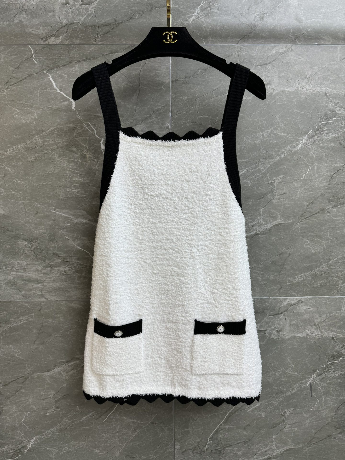 NO:629788,The new model for early spring has been shipped. Xiangjia wavy edge suspender skirt 2026 early spring series. Black and white color matching wavy edge design. Exquisite double C button decoration. Age-reducing and fashionable. Customized towel fabric. Soft and comfortable. Slim fit. The upper body looks slim and elegant. Complete trademarks. Comes with cloth bag. Sizes SML, chanel, skirts, alexander wang19860909早春新款出货啦 香家波浪边吊带裙 2026早春系列 黑白拼色波浪边设计 精致双C纽扣装饰点缀 减龄时髦洋气 定制毛巾面料 柔软舒适 修身版型 上身显瘦又气质 商标齐全 配有布袋 尺码SML,,chanel,skirts,alexander wang,Women's clothing