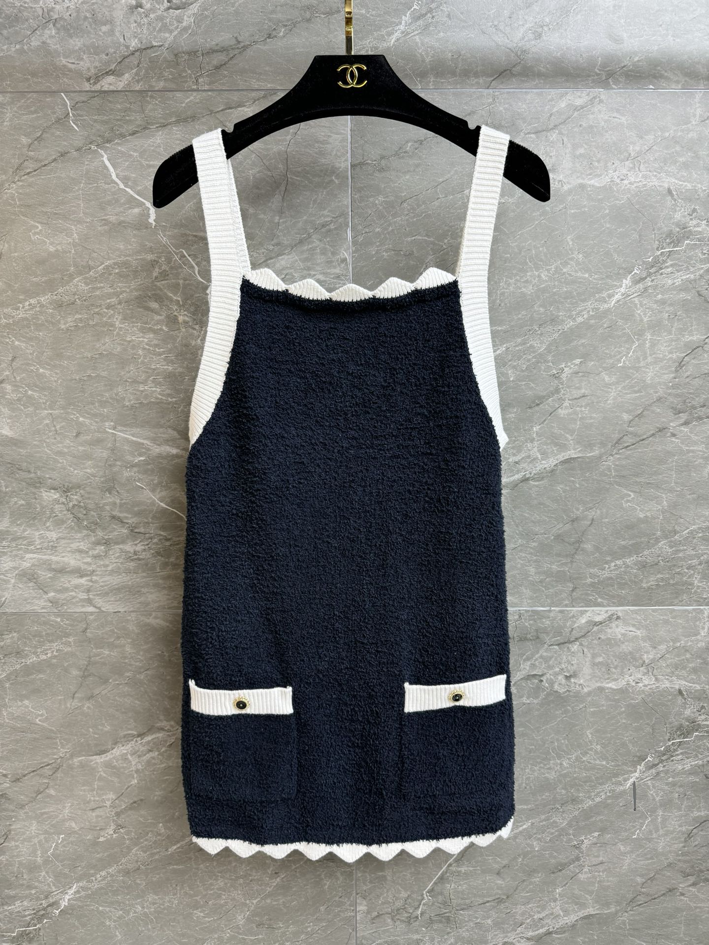 NO:629783,The new model for early spring has been shipped. Xiangjia wavy edge suspender skirt 2026 early spring series. Blue and white color matching wavy edge design. Exquisite double C button decoration. Age-reducing and fashionable. Customized towel fabric. Soft and comfortable. Slim fit. The upper body looks slim and elegant. Complete trademarks. Comes with cloth bag. Sizes SML, chanel, skirts, alexander wang19860909早春新款出货啦 香家波浪边吊带裙 2026早春系列 蓝白拼色波浪边设计 精致双C纽扣装饰点缀 减龄时髦洋气 定制毛巾面料 柔软舒适 修身版型 上身显瘦又气质 商标齐全 配有布袋 尺码SML,,chanel,skirts,alexander wang,Women's clothing