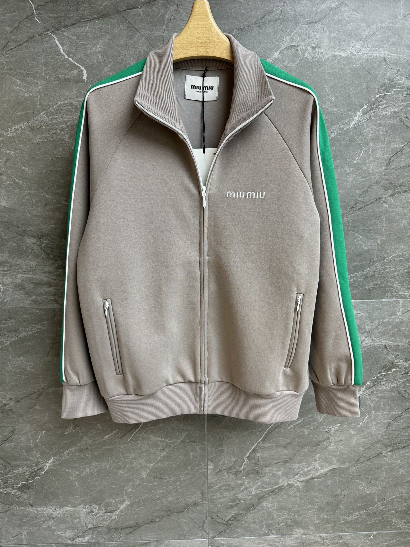 NO:656968,Early Spring New Style Miu Contrast Color Sports Jacket 2026 Early Spring Series Stand-up collar zipper design Letter logo embroidery embellishment Gray and green contrast stitching Casual and fashionable style Customized sweatshirt fabric Comfortable and skin-friendly Normal fit The upper body is slim and versatile Complete trademarks Sizes SML, miumiu, hoodie, sweatshirts, jackets & coats, alexander wang19860909早春新款上新啦 Miu撞色运动外套 2026早春系列 立领拉链设计 字母logo刺绣点缀 灰绿撞色拼接 休闲时髦洋气 定制卫衣面料 舒适亲肤 正常版型 上身显瘦又百搭 商标齐全 尺码SML,,miumiu,hoodie,sweatshirts,jackets & coats,alexander wang,Women's clothing