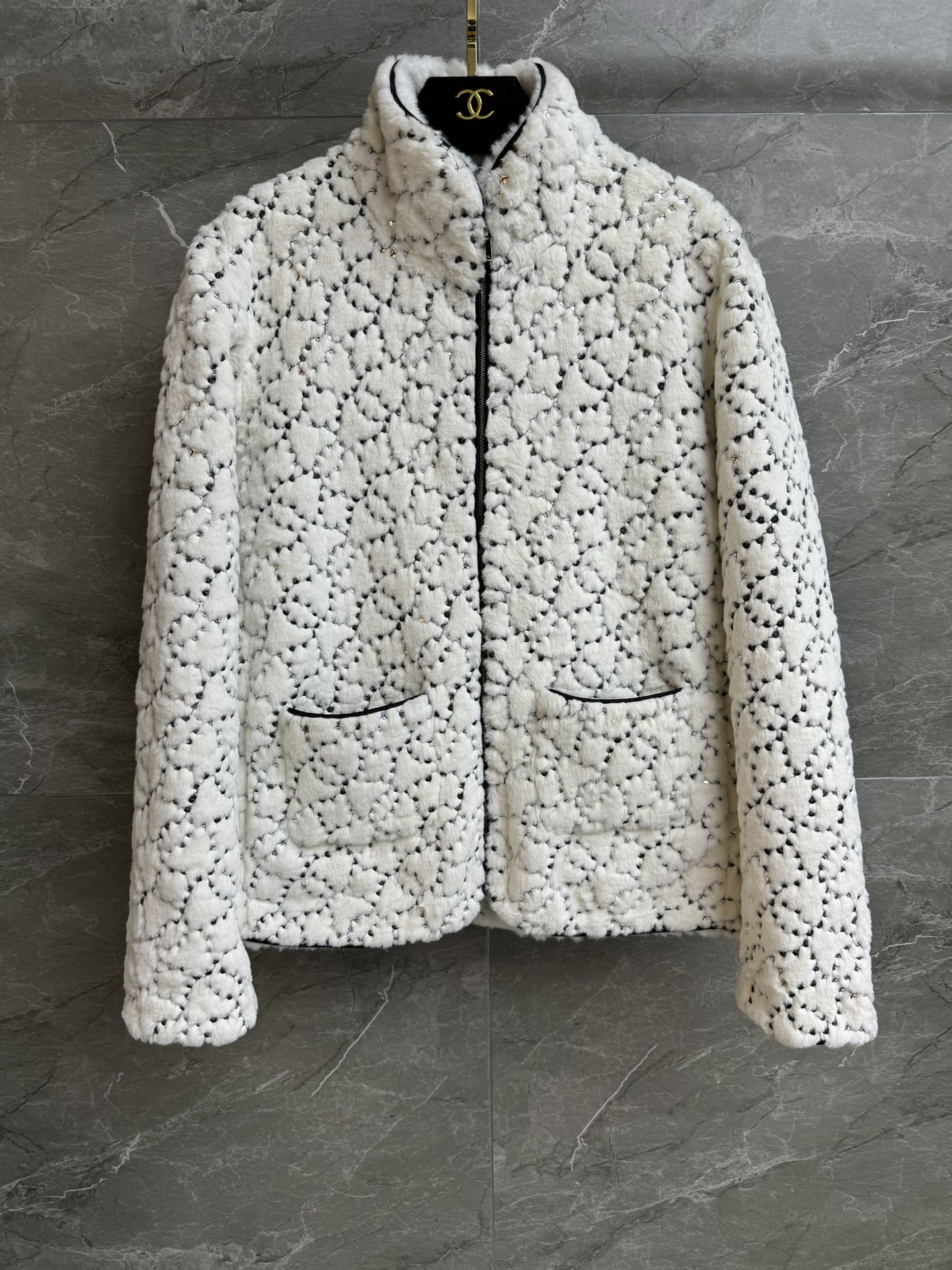 NO:652071,The high version has been shipped. Xiangjia sequined fur coat ski series. Stand-up collar zipper design. Double C sequin embroidery decoration. Unique fashion sense. Gentle and high-end. Customized plush fabric. The fur is soft and dense. Warmth and temperature locking. Straight version. The upper body is slim and elegant. Complete trademarks. Comes with cloth bag. Size SML,,chanel,jackets & coats,alexander wang19860909高版本出货啦 香家亮片毛毛外套 滑雪系列 立领拉链设计 双C亮片刺绣装饰点缀 独具时尚感 温柔又高级 定制毛绒面料 毛毛软糯绵密 保暖锁温 直筒版型 上身显瘦又气质 商标齐全 配有布袋 尺码SML,,chanel,jackets & coats,alexander wang,Women's clothing