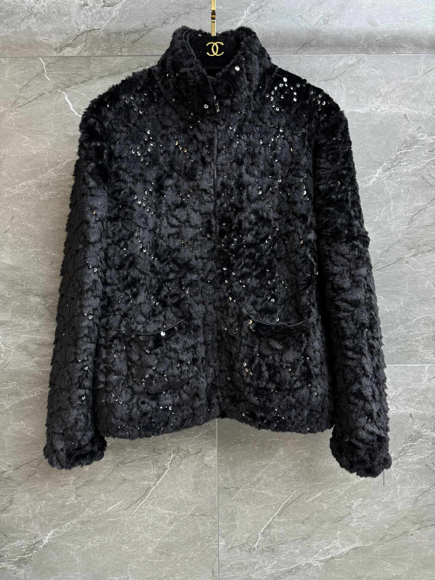 NO:652053,The high version has been shipped. Xiangjia sequined fur coat ski series. Stand-up collar zipper design. Double C sequin embroidery decoration. Unique fashion sense. Gentle and high-end. Customized plush fabric. The fur is soft and dense. Warmth and temperature locking. Straight version. The upper body is slim and elegant. Complete trademarks. Comes with cloth bag. Size SML,,chanel,jackets & coats,alexander wang19860909高版本出货啦 香家亮片毛毛外套 滑雪系列 立领拉链设计 双C亮片刺绣装饰点缀 独具时尚感 温柔又高级 定制毛绒面料 毛毛软糯绵密 保暖锁温 直筒版型 上身显瘦又气质 商标齐全 配有布袋 尺码SML,,chanel,jackets & coats,alexander wang,Women's clothing
