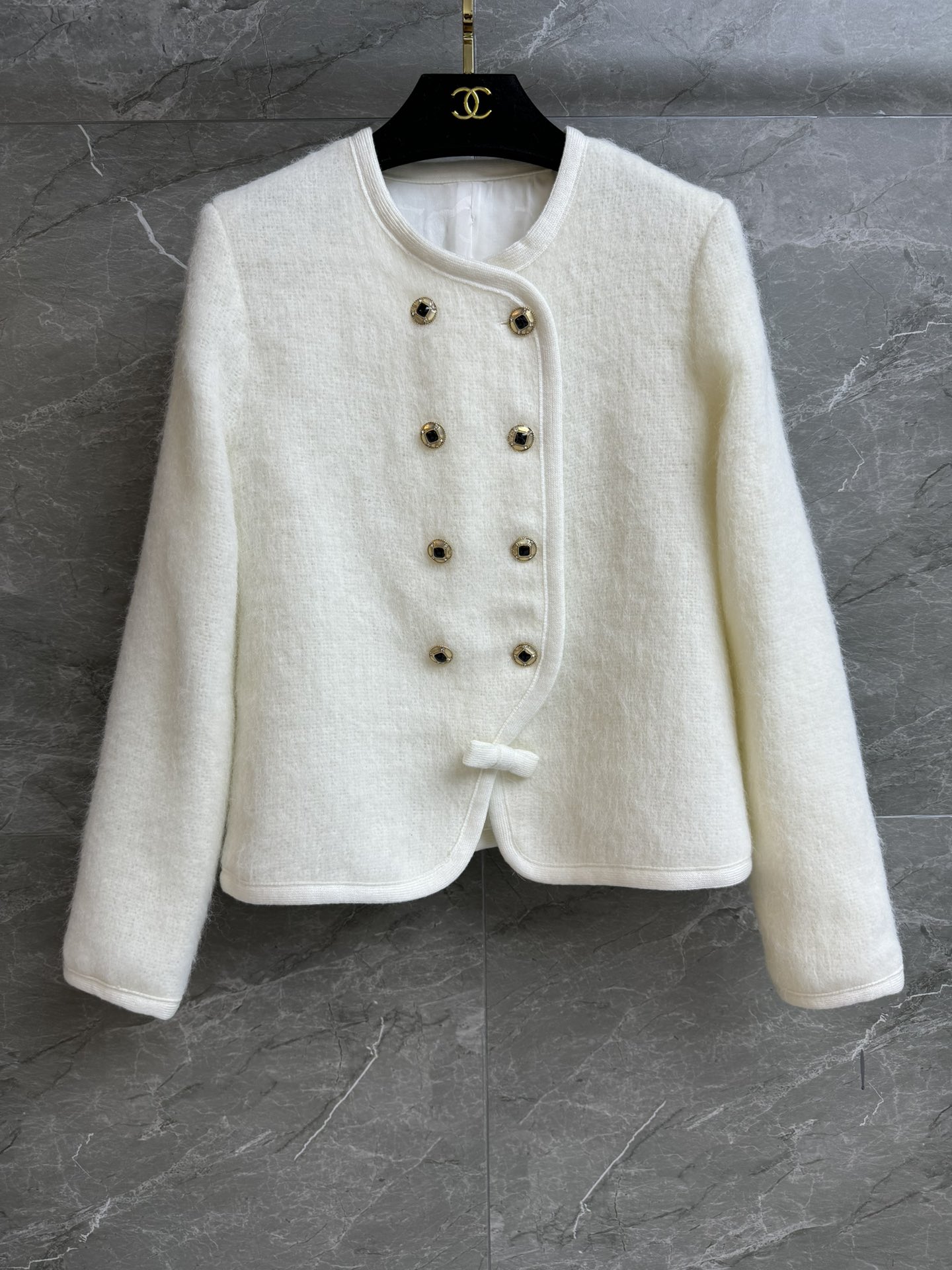 NO:652104,New autumn and winter styles are available. Chanel double-breasted fur coat. Ski series. Round neck double-breasted design. Exquisite diamond button decoration. Fashionable and foreign style. Customized plush blended fabric. Silk lining. Soft and comfortable. Slim fit. The upper body is slim and elegant. Complete trademarks. Sizes SML, chanel, jackets & coats, real silk, alexander wang19860909秋冬新款上新啦 香家双排扣毛毛外套 滑雪系列 圆领双排扣设计 精致钻扣装饰 时髦洋气千金风 定制毛绒混纺面料 真丝里衬 软糯舒适 修身版型 上身显瘦又气质 商标齐全 尺码SML,,chanel,jackets & coats,real silk,alexander wang,Women's clothing