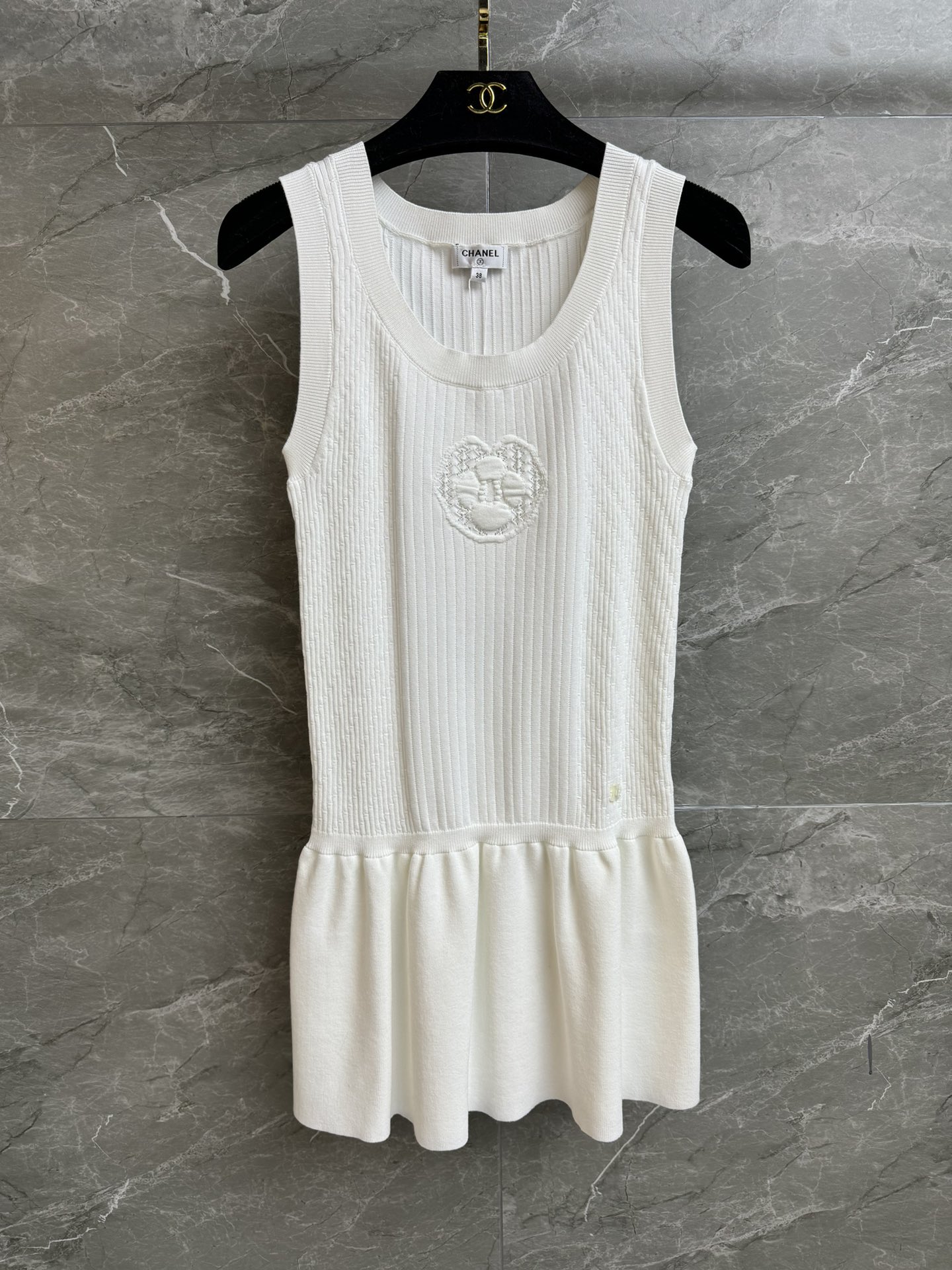 NO:652078,New styles for early spring are available. Xiangjia camellia vest dress 2026 early spring series. Versatile U-shaped neckline. Three-dimensional camellia jacquard pattern. Exquisite, fashionable and high-end. Cotton knitted fabric. Lightweight and comfortable. Stretch slim fit. The upper body looks slim and elegant. Complete trademarks. Comes with cloth bag. Sizes SML, chanel, skirts, alexander wang19860909早春新款上新啦 香家山茶花背心裙 2026早春系列 百搭U字领口 立体山茶花提花图案 精致时髦高级 棉质针织面料 轻薄舒适 弹力修身版型 上身显瘦又气质 商标齐全 配有布袋 尺码SML,,chanel,skirts,alexander wang,Women's clothing