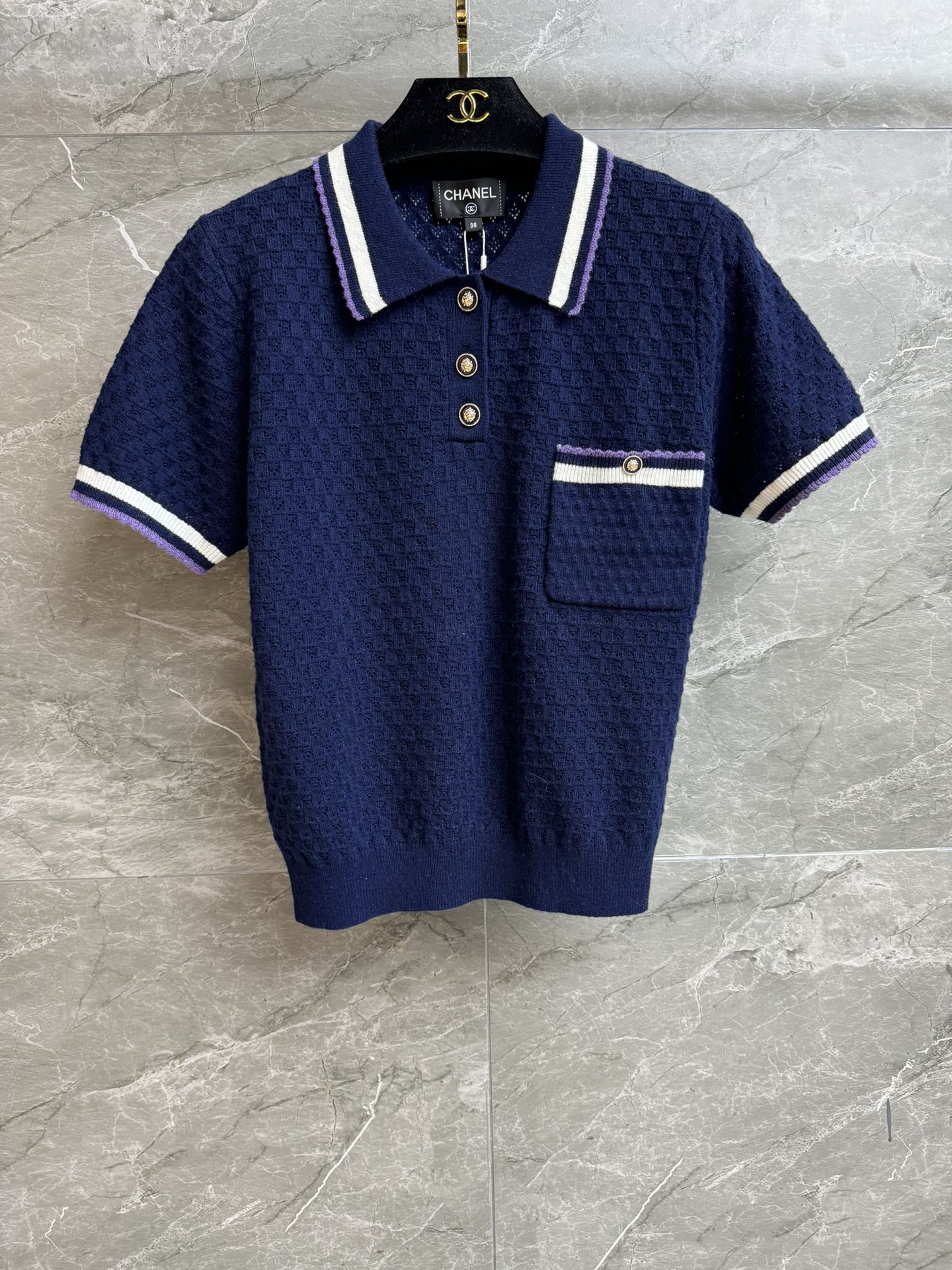 NO:652052,New styles for early spring are available. Xiangjia Hollow Knitted Short Sleeves 2026 Early Spring Series Lapel Stripe Contrast Color Design Unique Hollow-out Craftsmanship Lazy and Sophisticated Cotton Blended Yarn Comfortable, Skin-Friendly and Breathable Normal Fit Upper Body Looks Thin and Elegant Complete Brands Equipped with Bags Sizes SML, Chanel, T-shirt, Alexander Wang19860909早春新款上新啦 香家镂空针织短袖 2026早春系列 翻领条纹撞色设计 别致的镂空挑孔工艺 慵懒又带着精致感 棉质混纺纱线 舒适亲肤透气 正常版型 上身显瘦又气质 商标齐全 配有布袋 尺码SML,,chanel,T-shirt,alexander wang,Women's clothing