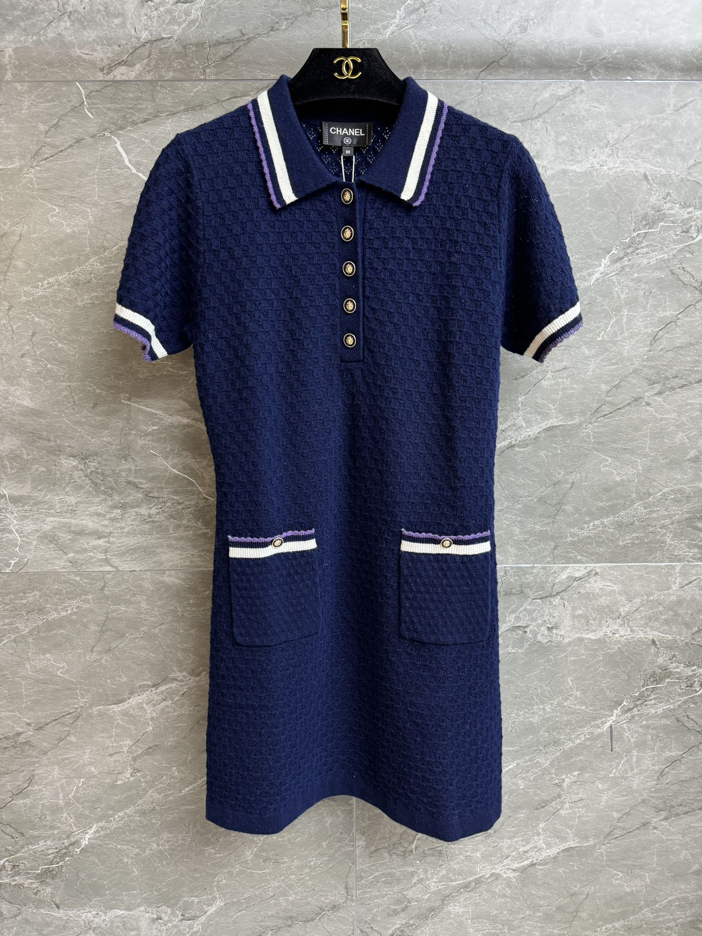 NO:652123,New styles for early spring are available. Xiangjia Hollow Dress 2026 Early Spring Series Contrast color design with lapel stripes Unique hollow hole craftsmanship Lazy and sophisticated Cotton blended yarn Comfortable, skin-friendly and breathable Slim fit The upper body looks slim and elegant Completely branded Comes with a bag Sizes SML, chanel, skirts, alexander wang19860909早春新款上新啦 香家镂空连衣裙 2026早春系列 翻领条纹撞色设计 别致的镂空挑孔工艺 慵懒又带着精致感 棉质混纺纱线 舒适亲肤透气 修身版型 上身显瘦又气质 商标齐全 配有布袋 尺码SML,,chanel,skirts,alexander wang,Women's clothing