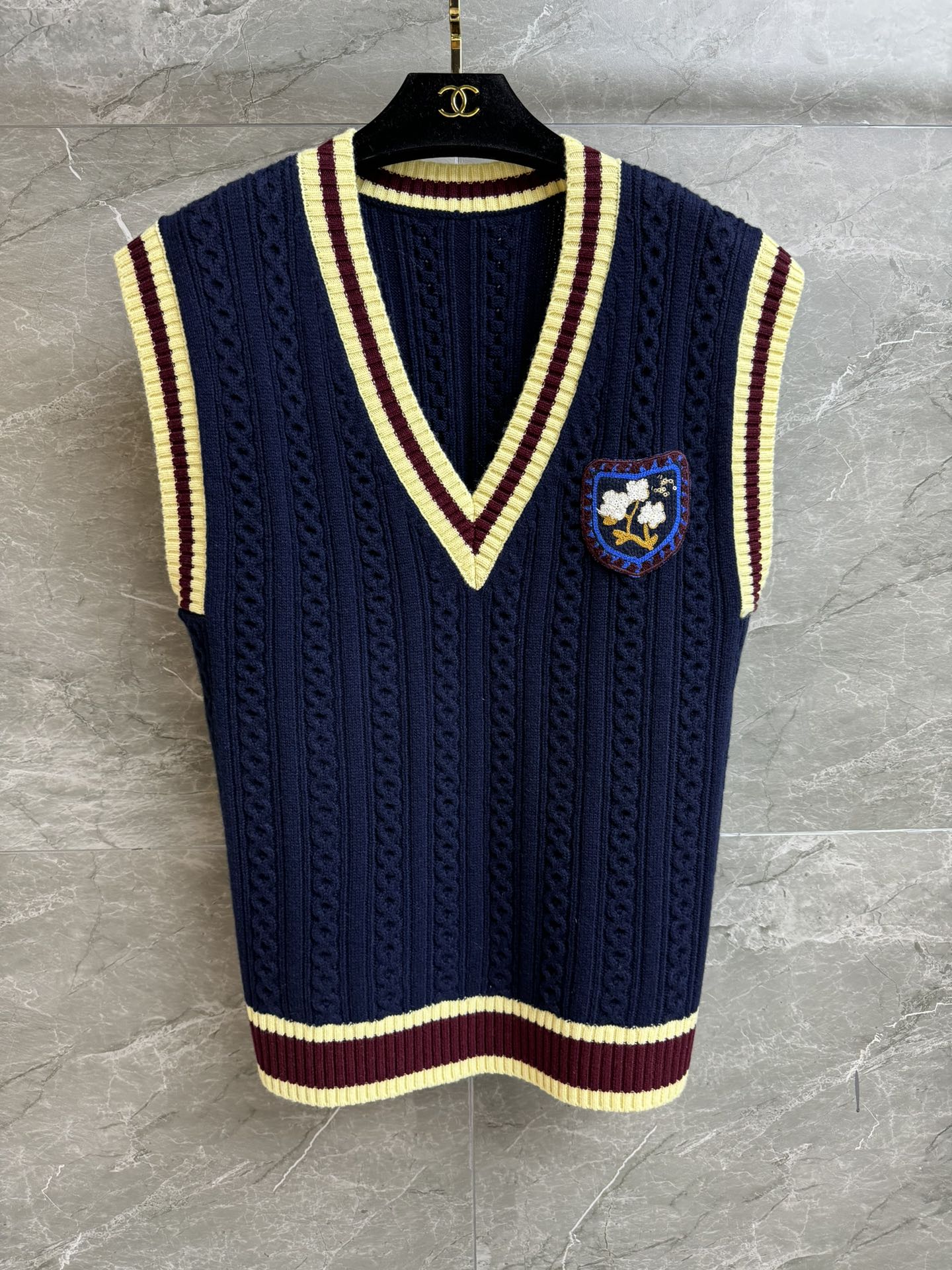 NO:652117,The high version has been shipped. Xiangjia college-style knitted vest 2026 early spring series. Temperamental V-neck design. Exquisite embroidery badge embellishment. Contrast stripe splicing. Twist woven texture. Casual and fashionable to reduce age. Cashmere blended knitted fabric. Comfortable and skin-friendly. Loose fit. The upper body is slim and elegant. Complete trademarks. Sizes SML, Chanel, Alexander Wang19860909高版本出货啦 香家学院风针织背心 2026早春系列 气质V领设计 精致刺绣徽章点缀 撞色条纹拼接 麻花编织纹理 休闲时髦减龄 羊绒混纺针织面料 舒适亲肤 宽松版型 上身显瘦又气质 商标齐全 尺码SML,,chanel,alexander wang,Women's clothing