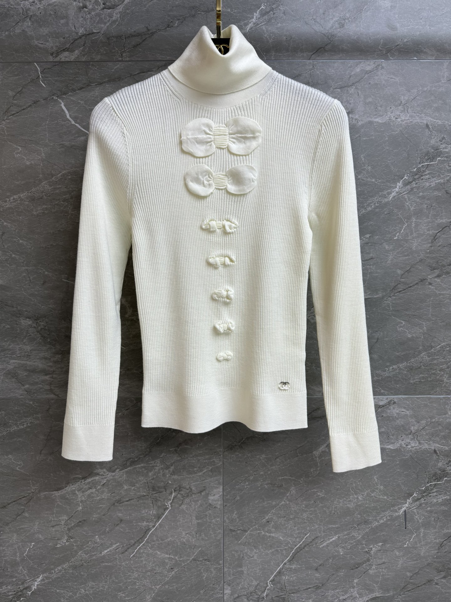 NO:653330,The high version has been shipped. Xiangjia bow turtleneck bottoming shirt 2025 autumn and winter series. High collar neck design. Three-dimensional embossed jacquard bow pattern. Logo decoration on the hem. Exquisite, fashionable and high-end. Wool blended knitted fabric. Comfortable and skin-friendly. Stretch slim fit. The upper body looks slim and elegant. Complete trademarks. Comes with cloth bag. Sizes: sml,,chanel,alexander wang19860909高版本出货啦 香家蝴蝶结高领打底衫2025秋冬系列 高领领口设计 立体浮雕提花蝴蝶结图案 下摆logo徽标装饰 精致时髦高级 羊毛混纺针织面料 舒适亲肤 弹力修身版型 上身显瘦又气质 商标齐全 配有布袋 尺码sml,,chanel,alexander wang,Women's clothing