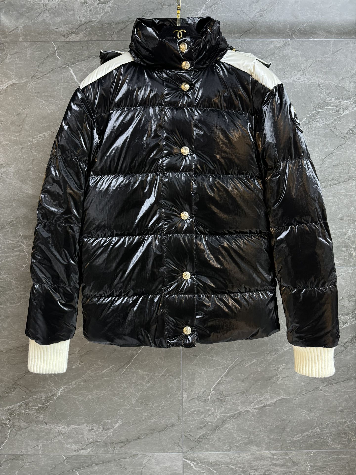 NO:653315,The high version with dust bag is shipped. Xiangjia black and white color block down jacket 2025 ski series. Stand-up collar hood design. Detachable hood. Sleeve logo badge embroidery decoration. Black and white color matching. Fashionable and advanced. Customized technical fabric. 90 duck down filling. Light, thick and warm. Straight fit. The upper body is slim and elegant. Customized hardware accessories are complete. Sizes SML, chanel, down jacket, hats, alexander wang19860909配防尘袋高版本出货啦 香家黑白拼色羽绒服 2025滑雪系列 立领连帽设计 帽子可拆卸 袖子logo徽章刺绣装饰 黑白配色时髦高级 定制科技面料 90鸭绒填充 轻盈厚实保暖 直筒版型 上身显瘦又气质 定制五金配件齐全 尺码SML,,chanel,down jacket,hats,alexander wang,Women's clothing
