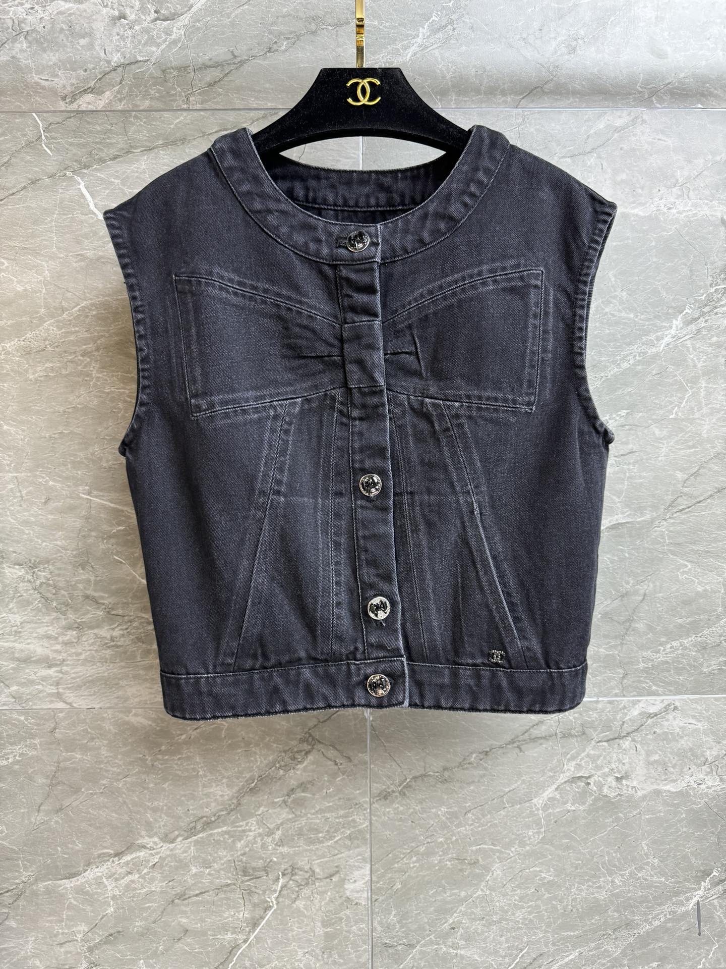 NO:653345,The higher version is shipping!  Xiangjia Bow Denim Vest 2025 Autumn and Winter Series Round neck single-breasted design Bow pattern decoration Fashionable personality Retro washed denim fabric Soft and comfortable Short and loose fit The upper body is slim and versatile Complete trademarks Sizes SML, chanel, alexander wang19860909高版本出货啦！ 香家蝴蝶结牛仔马甲 2025秋冬系列 圆领单排扣设计 蝴蝶结图案装饰点缀 时髦个性 复古水洗牛仔面料 柔软舒适 短款宽松版型 上身显瘦又百搭 商标齐全 尺码SML,,chanel,alexander wang,Women's clothing