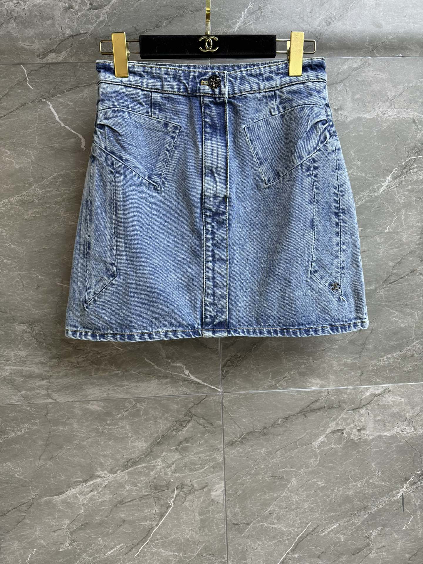 NO:653331,The higher version is shipping!  Xiangjia bow denim skirt 2025 autumn and winter series High waist design elongates the body proportions Extra large bow decoration on the side Fashionable personality Retro washed denim fabric Soft and comfortable A-line skirt version The upper body is slim and versatile Complete trademarks Sizes SML, chanel, skirts, alexander wang19860909高版本出货啦！ 香家蝴蝶结牛仔半裙 2025秋冬系列 高腰设计拉长身材比例 侧边超大蝴蝶结装饰 时髦个性 复古水洗牛仔面料 柔软舒适 A字裙版型 上身显瘦又百搭 商标齐全 尺码SML,,chanel,skirts,alexander wang,Women's clothing