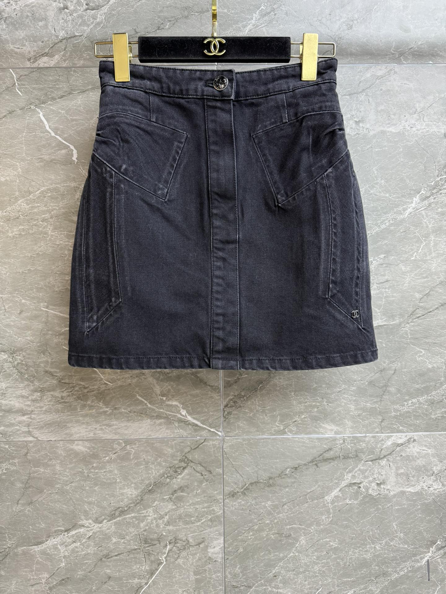 NO:653314,The higher version is shipping!  Xiangjia bow denim skirt 2025 autumn and winter series High waist design elongates the body proportions Extra large bow decoration on the side Fashionable personality Retro washed denim fabric Soft and comfortable A-line skirt version The upper body is slim and versatile Complete trademarks Sizes SML, chanel, skirts, alexander wang19860909高版本出货啦！ 香家蝴蝶结牛仔半裙 2025秋冬系列 高腰设计拉长身材比例 侧边超大蝴蝶结装饰 时髦个性 复古水洗牛仔面料 柔软舒适 A字裙版型 上身显瘦又百搭 商标齐全 尺码SML,,chanel,skirts,alexander wang,Women's clothing