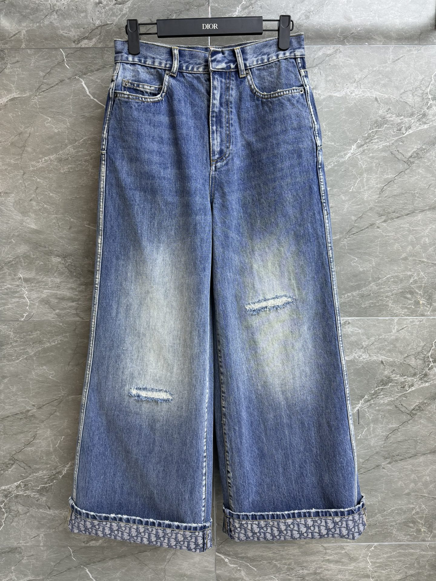 NO:654583,New autumn and winter styles are available!  L's stonewashed denim bell-bottoms 2025 autumn and winter series High-waisted design The trouser legs can be rolled Back logo leather label decoration Inner presbyopia print pattern Retro blue stonewashed denim fabric Soft and comfortable Flared wide-leg pants style The upper body is slim and versatile Complete trademarks Sizes SML, louis vuitton, alexander wang19860909秋冬新款上新啦！ L家石磨牛仔喇叭裤 2025秋冬系列 高腰设计 裤脚可卷边 后背logo皮标装饰 内里老花印花图案 复古蓝石磨洗水牛仔面料 柔软舒适 喇叭阔腿裤版型 上身显瘦又百搭 商标齐全 尺码SML,,louis vuitton,alexander wang,Women's clothing