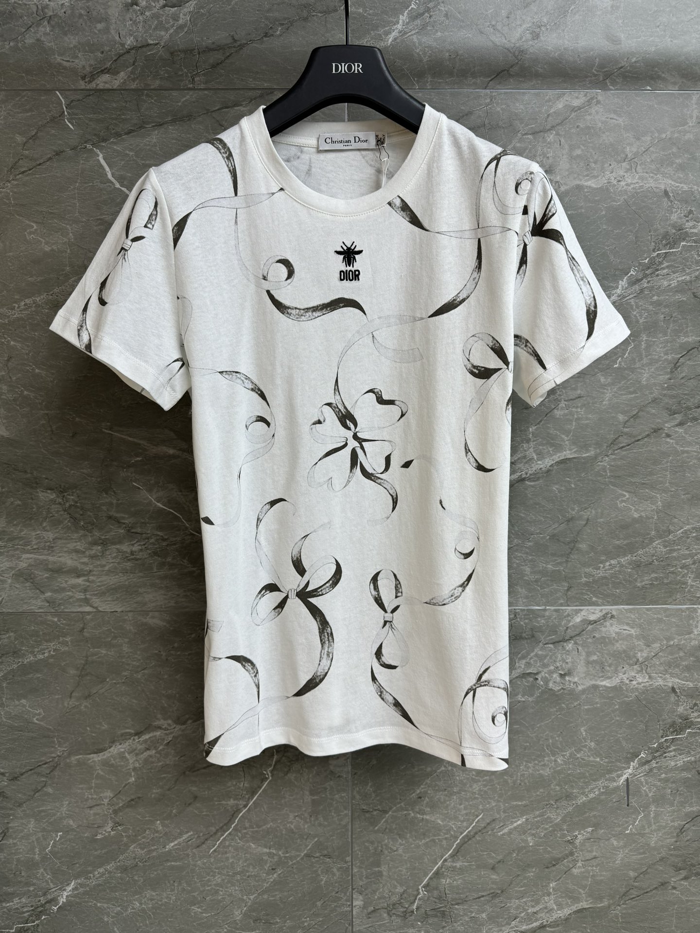 NO:654571,New arrival in early spring. D family ribbon scarf T-shirt 2026 early spring series. Round neck design. Bow ribbon scarf print pattern. Fashionable and high-end. Customized cotton fabric. Comfortable, skin-friendly and breathable. Normal fit. The upper body looks slim and elegant. Complete trademarks. Sizes SML, dior, tees, t-shirt, alexander wang19860909早春新款上新啦 D家飘带丝巾T恤 2026早春系列 圆领领口设计 蝴蝶结飘带丝巾印花图案 时髦洋气高级 定制纯棉面料 舒适亲肤透气 正常版型 上身显瘦又气质 商标齐全 尺码SML,,dior,tees，t-shirt,alexander wang,Women's clothing