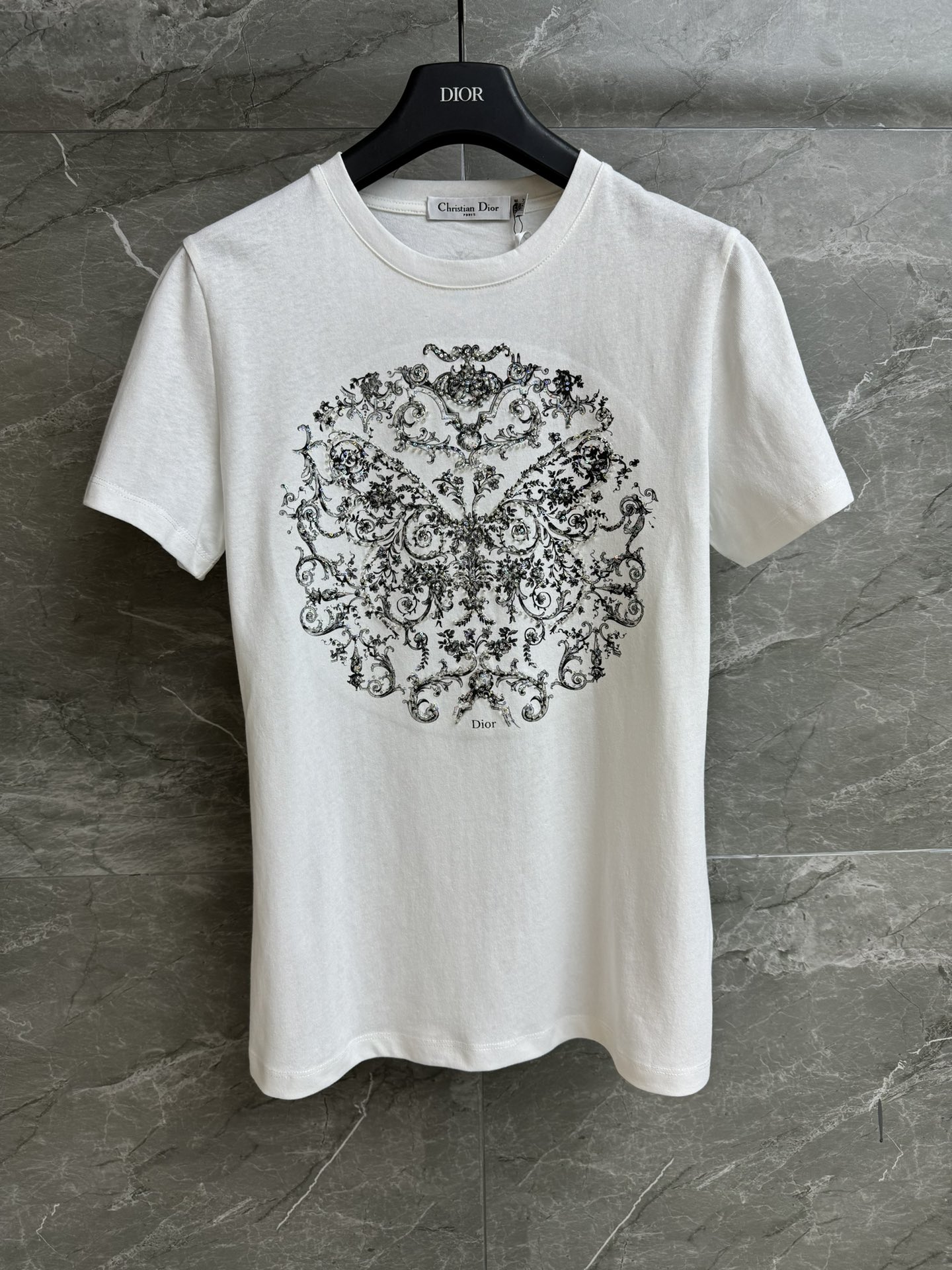 NO:654567,New arrival in early spring. D family butterfly beading T-shirt, new arrival in early spring 2026. Round neck neck design. Heavy sequin beading embroidery embellished with butterfly flower pattern. Exquisite and luxurious. Full of high-end sense. Imported pure cotton fabric. Comfortable and breathable. Normal fit. The upper body is slim and versatile. Complete trademarks. Sizes SML, dior, tees, t-shirt, alexander wang19860909早春新款上新啦 D家蝴蝶钉珠T恤 2026早春新品 圆领领口设计 重工亮片钉珠刺绣点缀蝴蝶花卉图案 精致奢华 高级感十足 进口纯棉面料 舒适透气 正常版型 上身显瘦又百搭 商标齐全 尺码SML,,dior,tees，t-shirt,alexander wang,Women's clothing