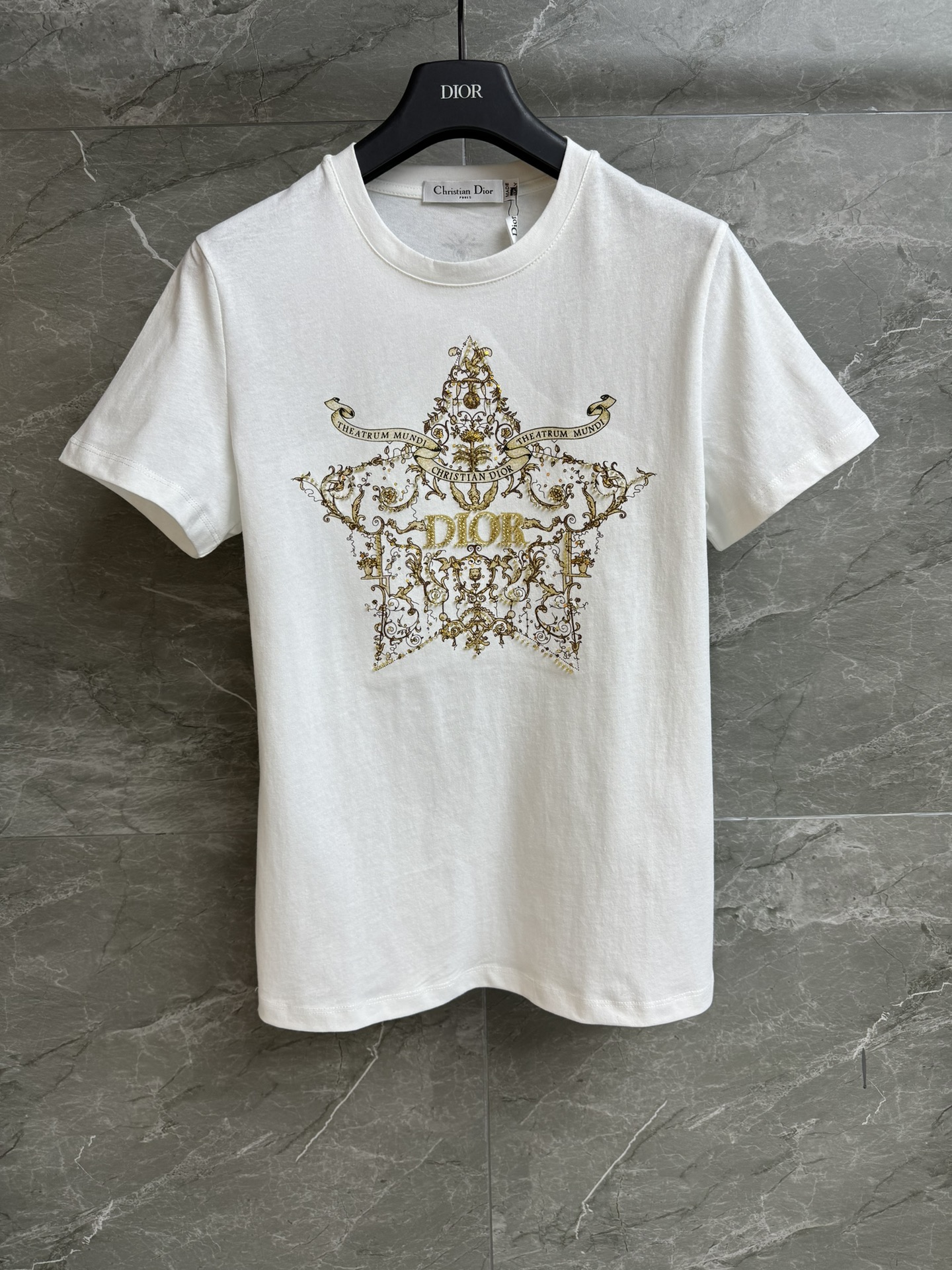 NO:654563,New arrival in early spring. D family star beaded T-shirt 2026 new arrival in early spring. Round neck design. Bustling five-pointed star hand beading pattern. Exquisite, fashionable and high-end. Imported pure cotton fabric. Comfortable and breathable. Normal fit. The upper body is slim and versatile. Complete trademarks. Sizes SML, dior, tees, t-shirt, alexander wang19860909早春新款上新啦 D家繁星钉珠T恤 2026早春新品 圆领领口设计 繁华五角星手工钉珠图案 精致时髦高级 进口纯棉面料 舒适透气 正常版型 上身显瘦又百搭 商标齐全 尺码SML,,dior,tees，t-shirt,alexander wang,Women's clothing