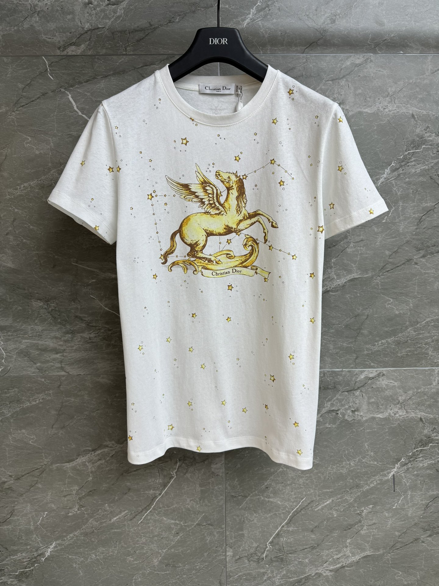 NO:654558,New arrival in early spring. D family Pegasus constellation T-shirt. New arrival in early spring 2026. Round neck design. Adopting Pegasus constellation print pattern. Fashionable and advanced. Imported pure cotton fabric. Skin-friendly, comfortable and breathable. Normal fit. The upper body is slim and versatile. Complete trademarks. Sizes SML, dior, tees, t-shirt, alexander wang19860909早春新款上新啦 D家飞马星座T恤 2026早春新品 圆领领口设计 采用飞马星座印花图案 时髦高级 进口纯棉面料 亲肤舒适透气 正常版型 上身显瘦又百搭 商标齐全 尺码SML,,dior,tees，t-shirt,alexander wang,Women's clothing