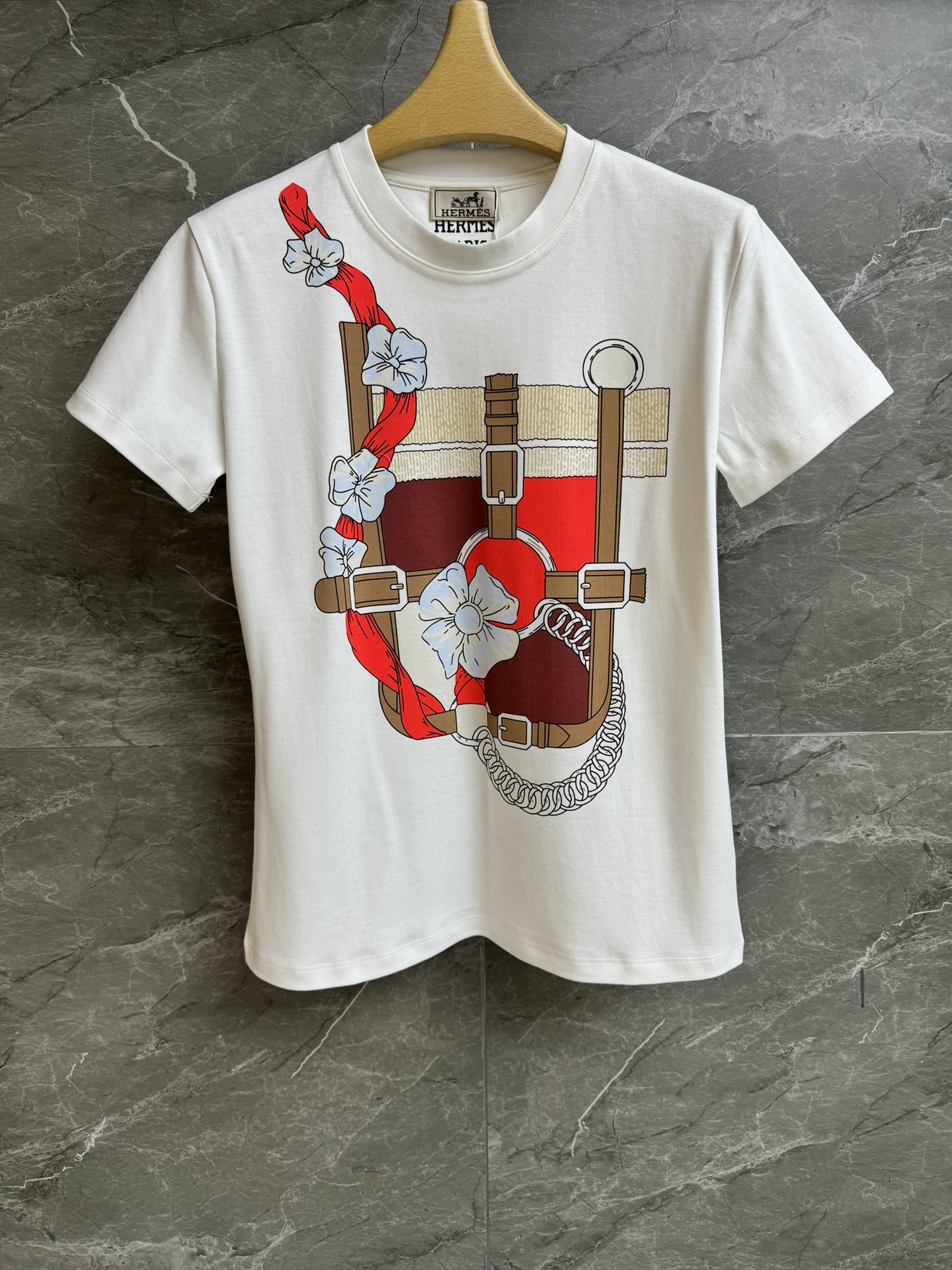 NO:654553,New styles for early spring are available. H family printed slim-fitting T-shirt 2026 spring and summer series. Round neck design. Adopts horse riding stable printing pattern. Fashionable and foreign style. Customized pure cotton fabric. Comfortable, skin-friendly and breathable. Normal fit. Upper body looks slim and elegant. Complete trademarks. Sizes SML, tees, t-shirt, alexander wang19860909早春新款上新啦 Ｈ家印花修身T恤 2026春夏系列 圆领领口设计 采用大骑马场印花图案 时髦洋气 定制纯棉面料 舒适亲肤透气 正常版型 上身显瘦又气质 商标齐全 尺码SML,,tees，t-shirt,alexander wang,Women's clothing