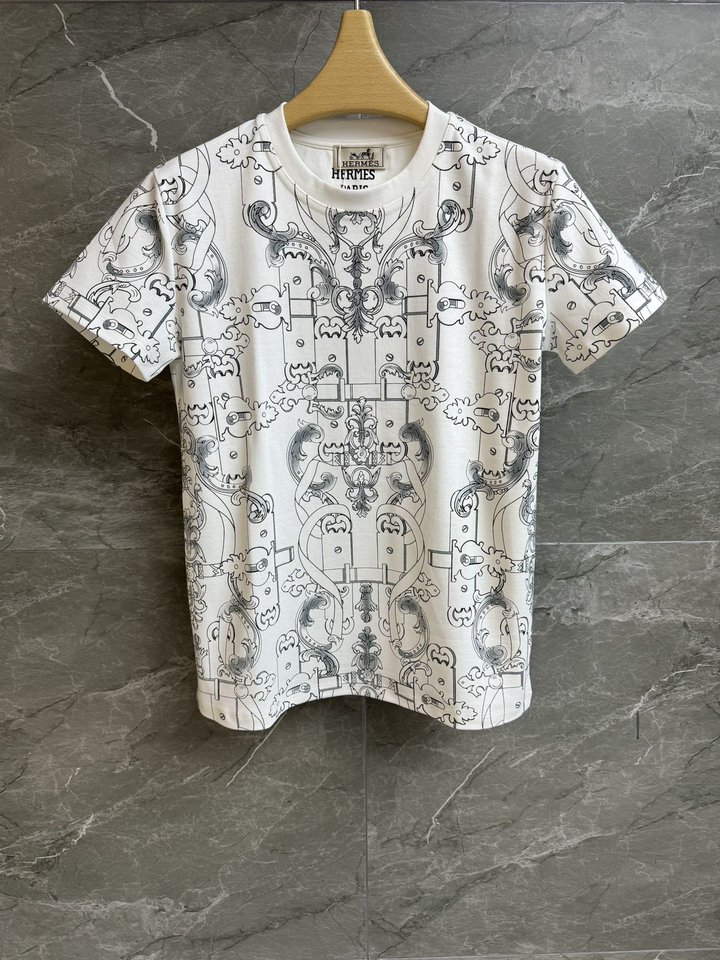 NO:654548,New styles for early spring are available. H family iron decoration mixed and matched T-shirt 2026 spring and summer series. Round ribbed neckline. Iron decoration mixed and matched printed pattern. Retro and high-end. Customized pure cotton fabric. Comfortable, skin-friendly and breathable. Normal fit. The upper body is slim and versatile. Complete trademarks. Sizes SML, tees, t-shirt, alexander wang19860909早春新款上新啦 Ｈ家铁饰混搭T恤 2026春夏系列 圆领罗纹领口 采用铁饰混搭印花图案 复古高级 定制纯棉面料 舒适亲肤透气 正常版型 上身显瘦又百搭 商标齐全 尺码SML,,tees，t-shirt,alexander wang,Women's clothing