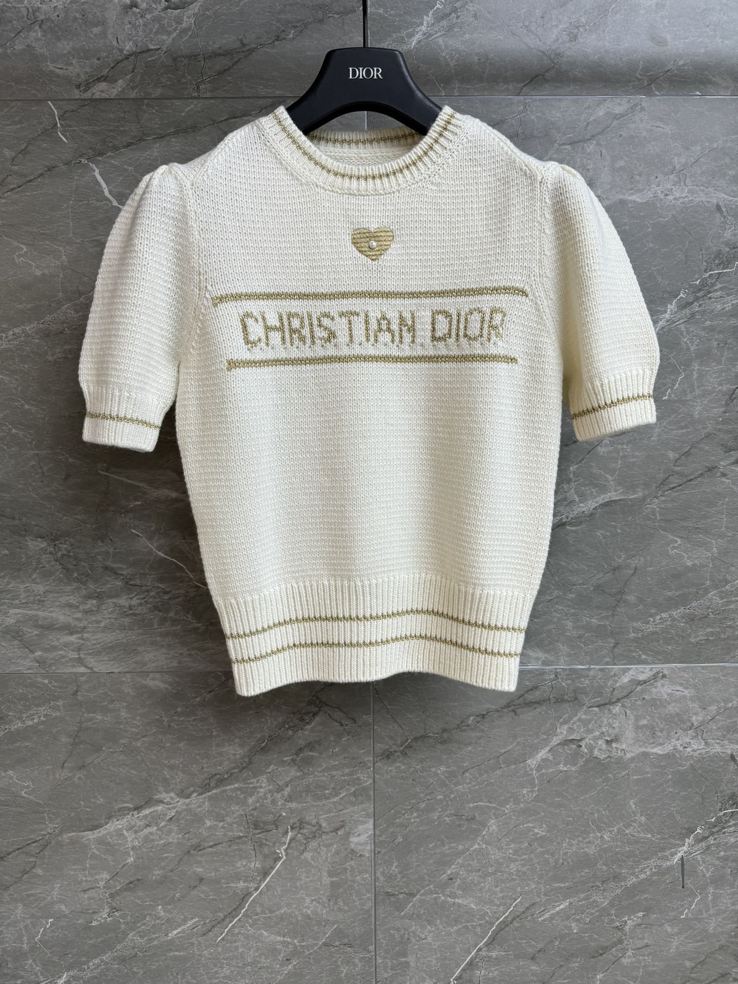 NO:654575,The new style for early spring is new. D's love short-sleeved sweater. 2026 early spring series. Classic round neckline. Puff sleeve design. Exquisite love embroidery. Central pearl embellishment. Brand logo jacquard craftsmanship. Platinum color matching. Wool blended fabric. Soft and comfortable. Slim fit. Upper body looks slim and elegant. Complete trademarks. Sizes SML, dior, sweaters, T-shirt, alexander wang19860909早春新款上新啦 D家爱心短袖毛衣 2026早春系列 经典圆领领口 泡泡袖设计 精致爱心刺绣 中央珍珠点缀 品牌logo标志提花工艺 白金配色 羊毛混纺面料 柔软舒适 修身版型 上身显瘦又气质 商标齐全 尺码SML,,dior,sweaters,T-shirt,alexander wang,Women's clothing