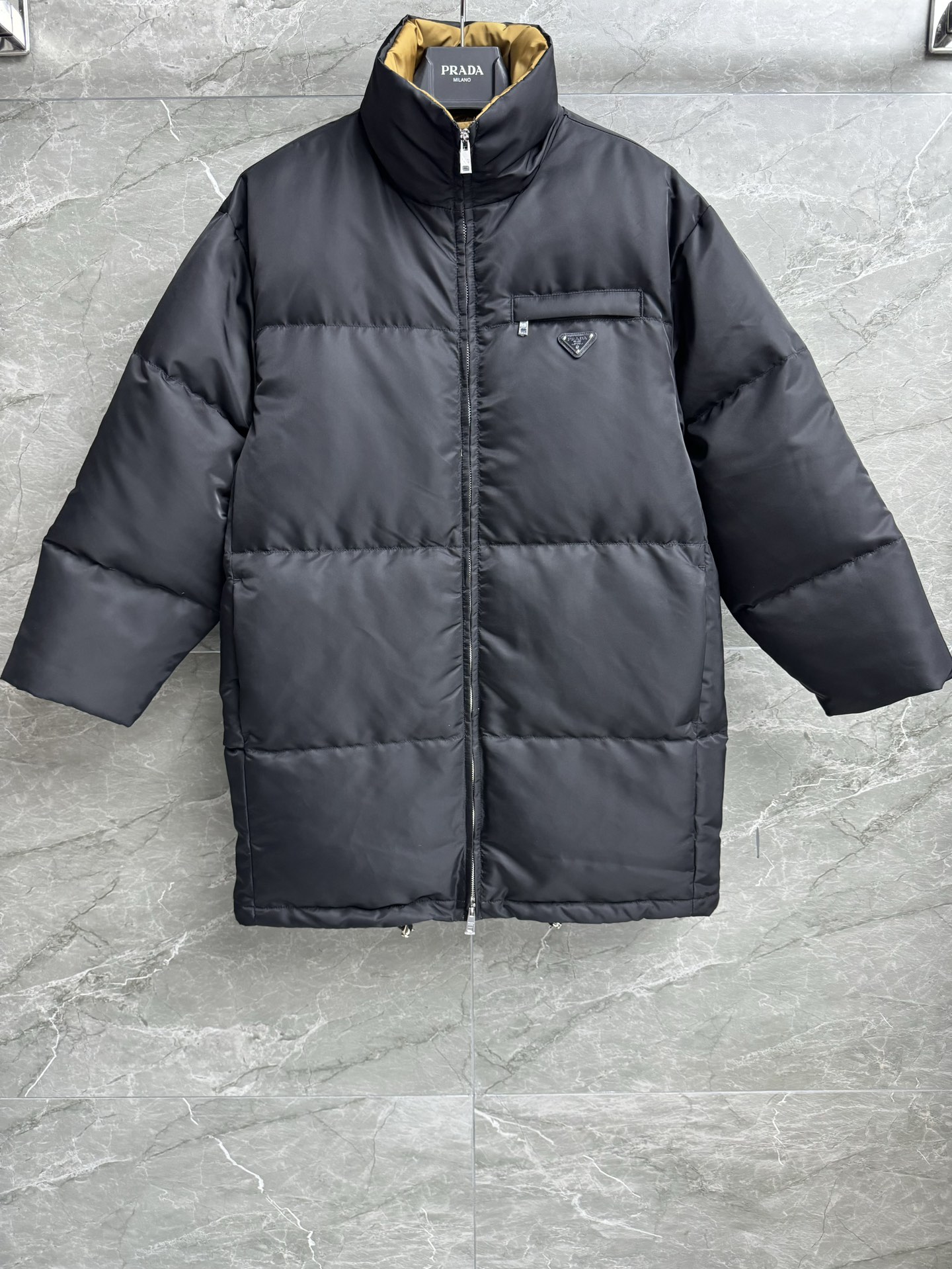 NO:654537,Comes with dust bag, new fall and winter style P home stand collar down jacket with belt 2025 autumn and winter series Stand collar zipper design Triangle logo decoration on chest Simple and advanced Customized recycled nylon fabric National standard 90 velvet filling Cold-proof and warm Mid-length straight version Equipped with a belt to tighten the waist to outline the waist line The upper body looks slim and elegant Customized hardware logo complete Complete trademarks Size SML, down jacket, alexander wang19860909配防尘袋秋冬新款上新啦 P家立领配腰带羽绒服 2025秋冬系列 立领拉链设计 胸前三角logo徽标装饰 简约高级 定制再生尼龙面料 国标90绒填充 防寒保暖 中长款直筒版型 配有腰带收腰 勾勒腰部线条 上身显瘦又气质 定制五金logo齐全 商标齐全 尺码SML,,down jacket,alexander wang,Women's clothing