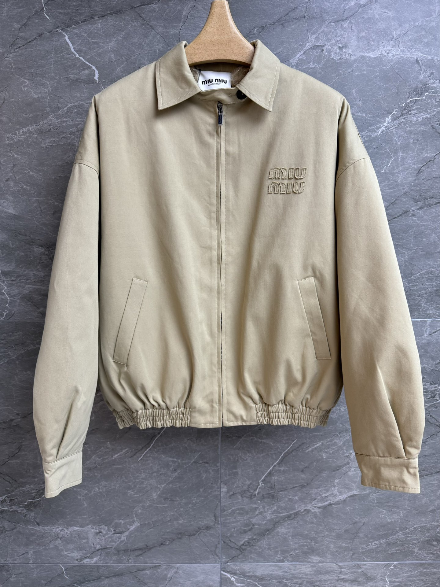 NO:665792,New autumn and winter new styles Miu plush work jacket 2025 autumn and winter series Lapel zipper design Letter logo patch embroidery decoration Retro fashion Customized cotton fabric Plush liner Comfortable and warm Loose fit Not picky to wear Complete trademarks Sizes SML,,miumiu,jackets & coats, 19860909秋冬新款上新啦 Miu毛绒工装外套 2025秋冬系列 翻领拉链设计 字母logo贴布刺绣点缀 复古时尚 定制棉质面料 毛绒内胆 舒适保暖 宽松版型 不挑人穿 商标齐全 尺码SML,,miumiu,jackets & coats, ,Women's clothing