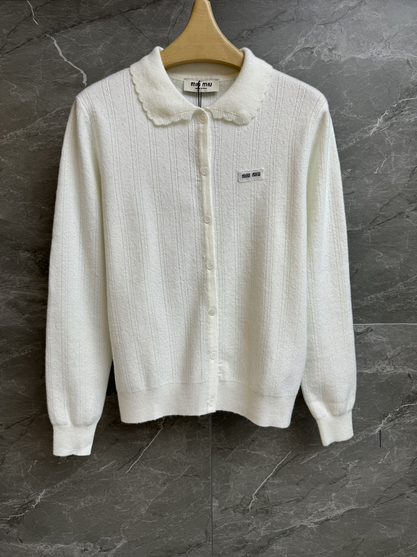 NO:654526,The new model for early spring has been shipped. Miu lace knitted cardigan 2026 early spring series Lace doll collar design Letter logo embellishment Hollow jacquard pattern Sweet and age-reducing Custom knitted fabric Soft and comfortable Slim fit The upper body looks slim and elegant Complete trademarks Sizes SML, miumiu, alexander wang19860909早春新款出货啦 Miu花边针织开衫 2026早春系列 花边娃娃领设计 字母logo徽标点缀 镂空提花图案 甜美减龄 定制针织面料 柔软舒适 修身版型 上身显瘦又气质 商标齐全 尺码SML,,miumiu,alexander wang,Women's clothing