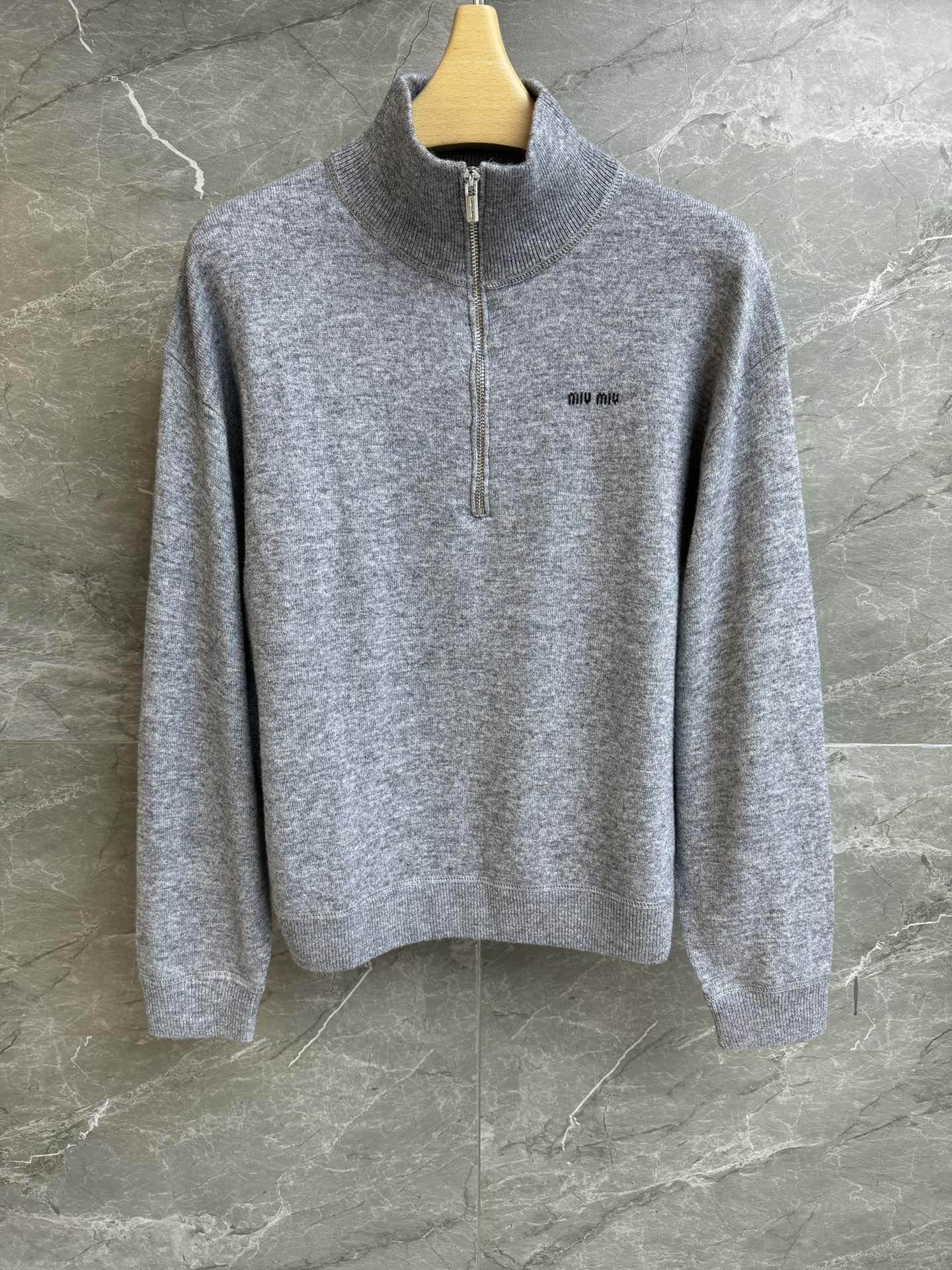 NO:654520,New models for early spring have been shipped. Miu half-zip sweater 2026 early spring series. Half-zip neck design. Letter intarsia logo embellishment. Simple and high-end. Wool knitted fabric. Soft and comfortable. Loose fit. The upper body is slim and versatile. Complete trademarks. Sizes SML, miumiu, sweaters, alexander wang19860909早春新款出货啦 Miu半拉链毛衣 2026早春系列 半拉链领口设计 字母嵌花logo点缀 简约高级 羊毛针织面料 柔软舒适 宽松版型 上身显瘦又百搭 商标齐全 尺码SML,,miumiu,sweaters,alexander wang,Women's clothing