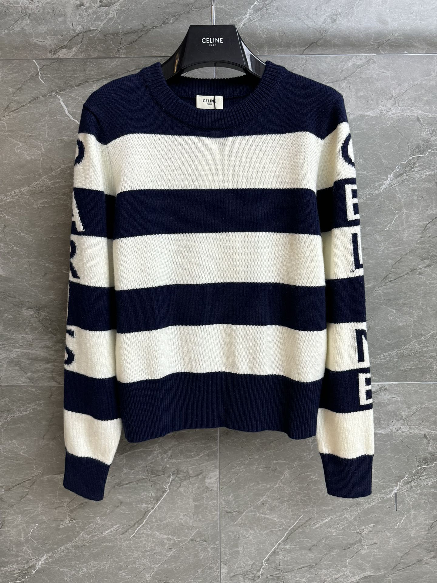 NO:655314,New styles for early spring are available. CL striped wool sweater. 2026 early spring series. Round ribbed neckline. Jacquard craftsmanship with letter logo on hand sleeves. Blue and white striped color. Fashionable and western style. Wool knitted fabric. Soft and comfortable. Normal fit. The upper body looks slim and elegant. Complete trademarks. Sizes: smL,,sweaters,alexander wang19860909早春新款上新啦 CL条纹羊毛毛衣 2026早春系列 圆领罗纹领口 手袖字母logo提花工艺 蓝白条纹配色 时髦洋气 羊毛针织面料 柔软舒适 正常版型 上身显瘦又气质 商标齐全 尺码smL,,sweaters,alexander wang,Women's clothing