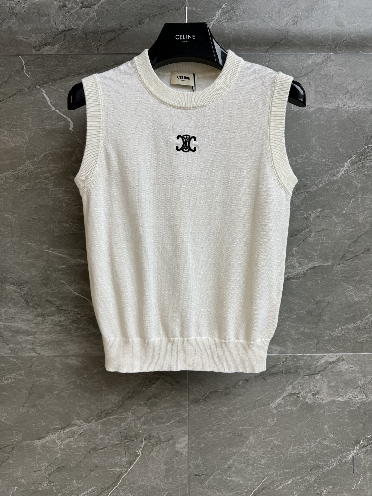 NO:655359,New model for early spring has been shipped. CL embroidered knitted vest. 2026 early spring series. Round ribbed neckline. Arc de Triomphe embroidered logo. Simple, fashionable and high-end. Wool knitted fabric. Comfortable, skin-friendly and breathable. Normal fit. The upper body looks slim and elegant. Complete trademarks. Sizes SML, alexander wang19860909早春新款出货啦 CL刺绣针织背心 2026早春系列 圆领罗纹领口 凯旋门刺绣logo点缀 简约时髦高级 羊毛针织面料 舒适亲肤透气 正常版型 上身显瘦又气质 商标齐全 尺码SML,,alexander wang,Women's clothing