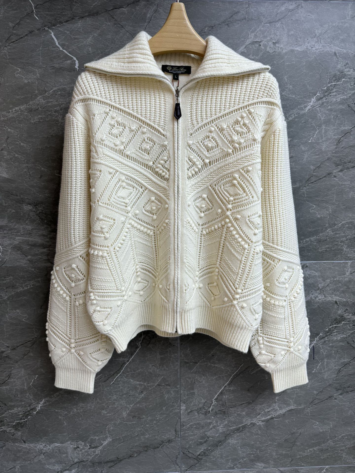 NO:655343,The higher version has been shipped. LP hollow crochet cashmere cardigan 2025 autumn and winter series. Collar zipper design. Unique hollow diamond crochet pattern. Exquisite three-dimensional. Full of high-end feel. Double-layer cashmere fabric. Soft, thick and warm. Loose fit. The upper body is slim and elegant. Complete trademarks. Sizes SML, loro piana, alexander wang19860909高版本出货啦 LP镂空钩花羊绒开衫 2025秋冬系列 领口拉链设计 独特的镂空菱格钩花纹 精致立体 满满高级感 双层羊绒面料 软糯厚实保暖 宽松版型 上身显瘦又气质 商标齐全 尺码SML,,loro piana,alexander wang,Women's clothing