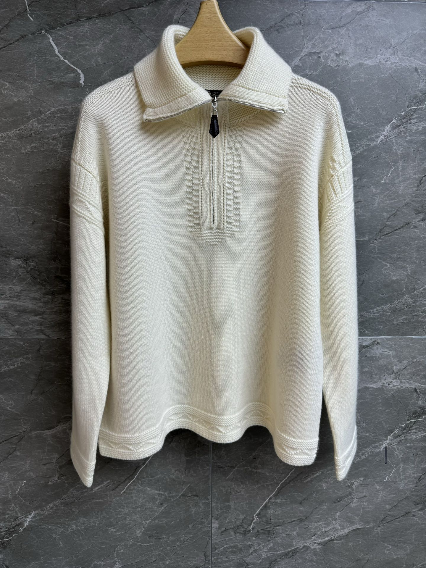NO:655333,The higher version has been shipped. LP half-zip cashmere sweater 2025 autumn and winter series. Lapel half-zip design. Exquisite patterns embellished in it. Simple yet distinctive. Full of high-end feel. 100% cashmere fabric. Thick, soft and delicate. Super texture. Loose fit. Gentle temperament on the upper body. Complete trademarks. Sizes SML, loro piana, sweaters, alexander wang19860909高版本出货啦 LP半拉链羊绒毛衣 2025秋冬系列 翻领半拉链设计 精致花纹点缀其中 简约不失特色 满满高级感 百分百羊绒面料 厚实柔软细腻 超有质感 宽松版型 上身温柔气质 商标齐全 尺码SML,,loro piana,sweaters,alexander wang,Women's clothing